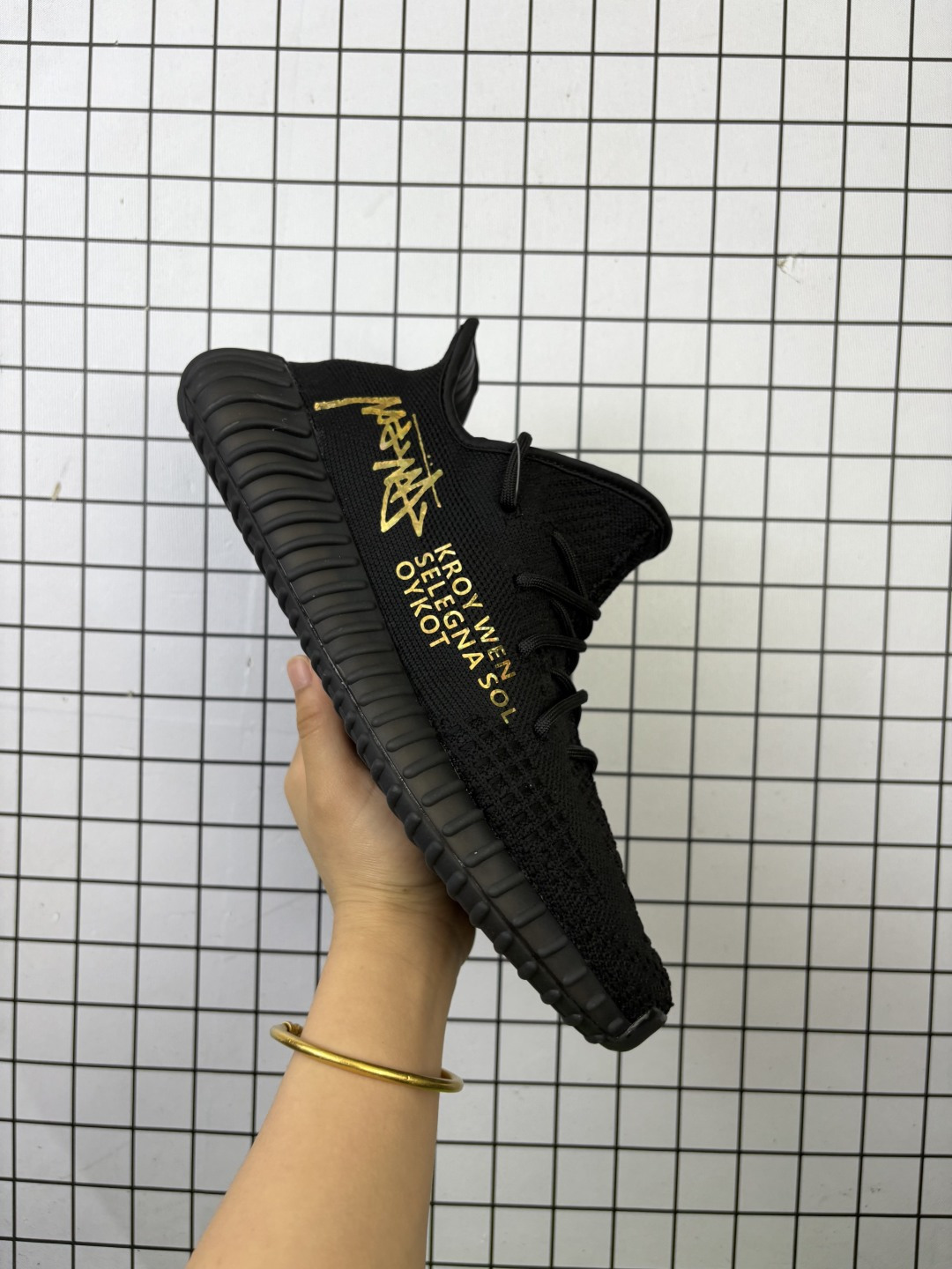 💰150
阿迪达斯 Adidas Yeezy Boost 350 V2 百搭轻便爆米花中底休闲真爆运动慢跑鞋 货号：CQ5483
原纸板原档案原楦头开模打造，采用百宏织带及马克线，进口Primeknit织法飞织机台针织鞋面材质，中底全掌原装巴斯夫Boost爆米花缓震物料❗

码数：36 36.5 37 38 38.5 39 40 40.5 41 42 42.5 43 44 44.5 45 46 47 48
编码698