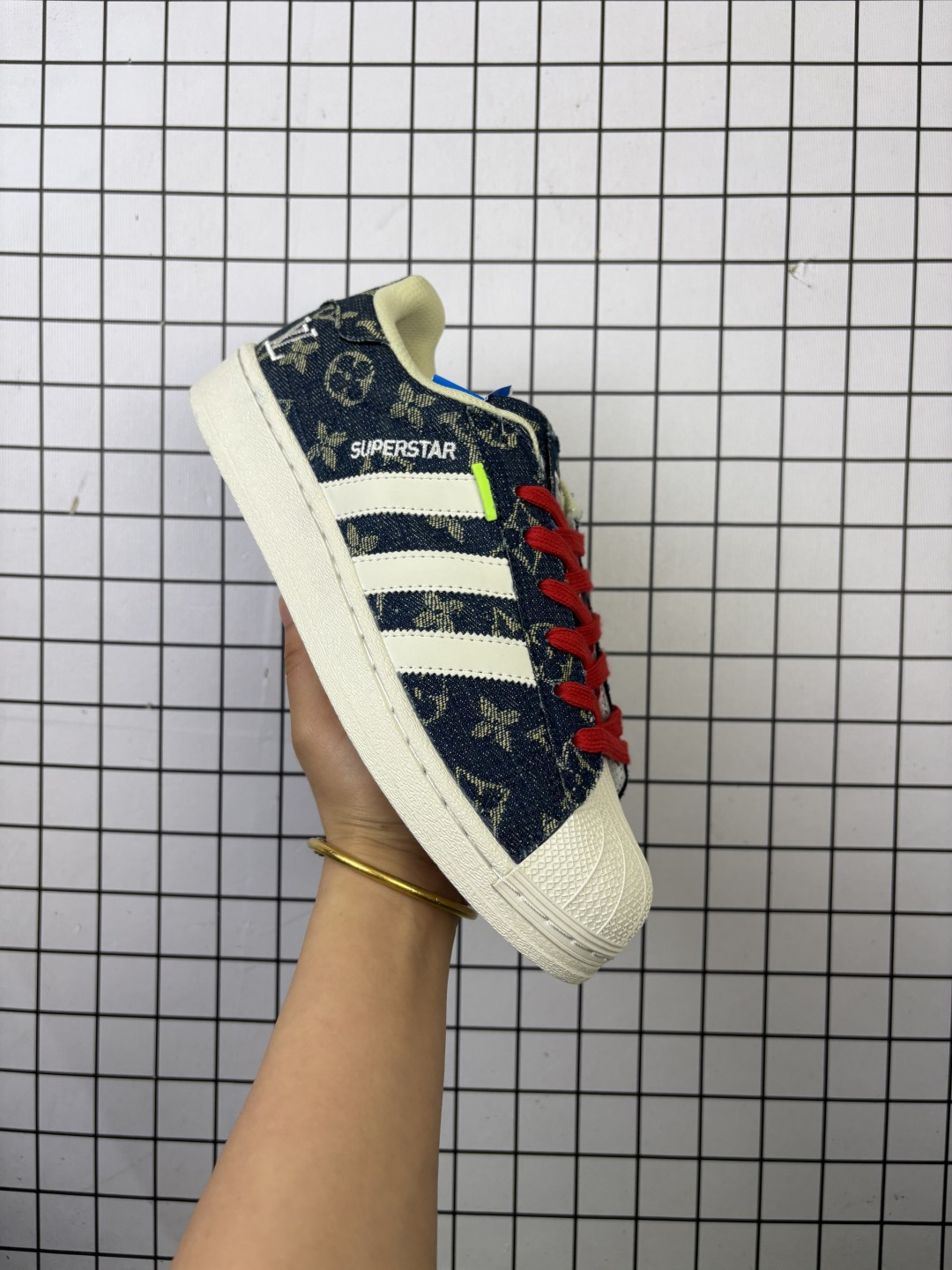 💰100
Adidas/阿迪达斯 男女鞋真标半码制，升级原楦原纸版开发，采用荔枝纹牛剖革鞋面材质，2020改良全包围鞋垫，正确2020版鞋底模具及扇贝头盖片❗创意定制配色,法国顶级高奢品牌·路易威登Louis Vuitton x Adidas Originals Superstar"LV Monogram"经典贝壳头系列低帮百搭休闲运动板鞋 BZ9965

类型：男女鞋
码数：36 36.5 37 38 38.5 39 40 40.5 41 42 42.5 43 44 45
编103