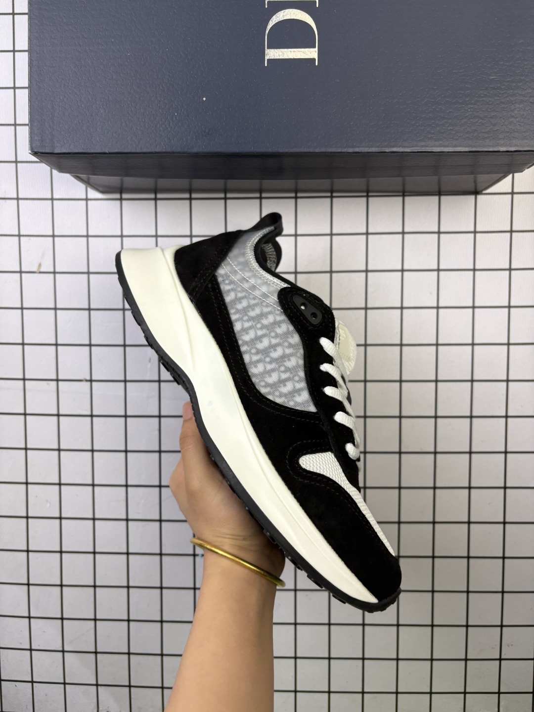 🈴💰150
Dior/迪奥 💯男鞋广东原厂，进口耐弯折耐高温EVC饰片材质，透气性网眼织物及绒面革鞋面，独家组合TR雾面鞋底，正确吸汗网布贴合发泡鞋垫❗️高奢品牌 -迪奥 Dior Suede Oblique B25 Runner Sneaker老爹风系带低帮透气休闲运动慢跑鞋 

类型：男鞋
码数：39 40 41 42 43 44 45
编码699