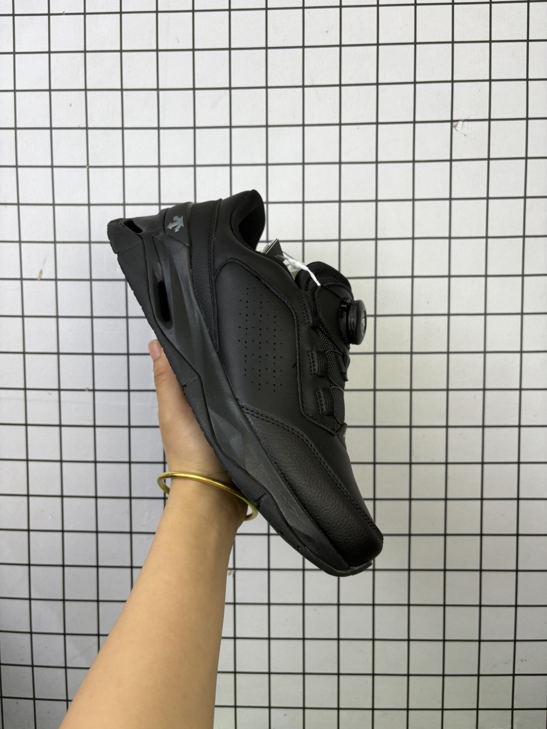 💰240
男女鞋真标升级原楦原纸版开发版型,采用一TPU高频编织鞋面材质(鞋带替换为BOA快速旋钮系带系统,),搭载减震科技恢复性高密EVA中底,防滑耐磨RB橡胶外底❗️越野徒步+日常通勤两不误!高端专业运动品牌/迪桑特·DESCENTE LAVITATE II GTX甜美生活2.0GTX系列低帮城市通勤户外休闲运动鞋“黑深灰LOGO旋钮 D4432T
类型:男女鞋
码数:36 37 38 39 40 41 42 43 44 45
编码新Y