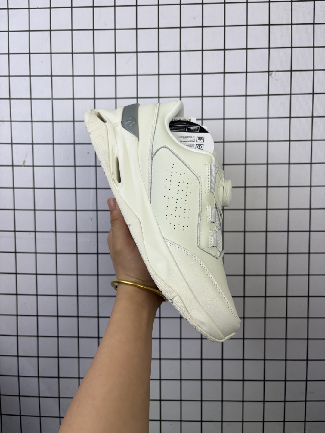 💰240
男女鞋真标升级原楦原纸版开发版型,采用一TPU高频编织鞋面材质(鞋带替换为BOA快速旋钮系带系统,),搭载减震科技恢复性高密EVA中底,防滑耐磨RB橡胶外底❗️越野徒步+日常通勤两不误!高端专业运动品牌/迪桑特·DESCENTE LAVITATE II GTX甜美生活2.0GTX系列低帮城市通勤户外休闲运动鞋“黑深灰LOGO旋钮 D4432T
类型:男女鞋
码数:36 37 38 39 40 41 42 43 44 45
编码新Y