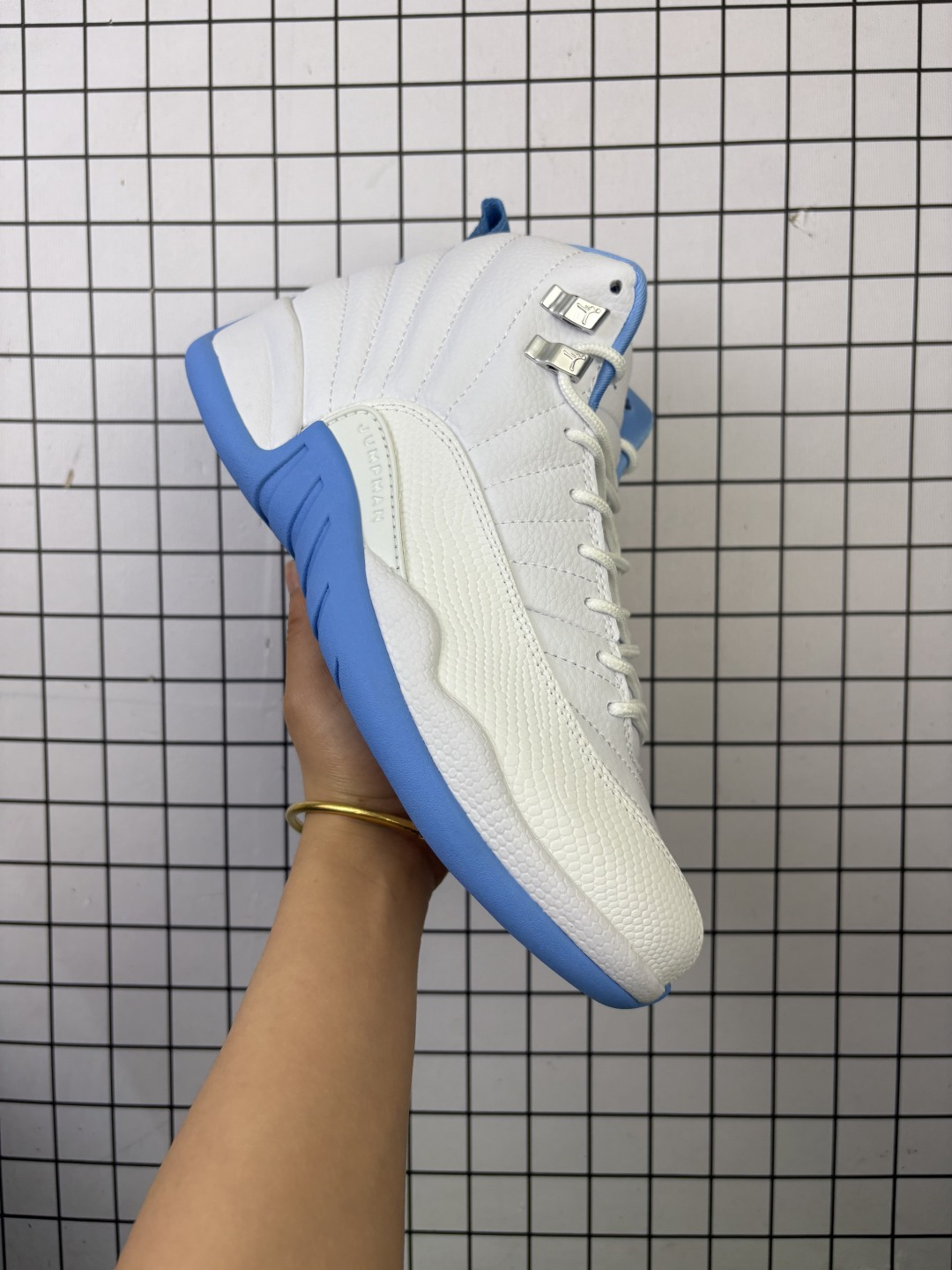 💰230
Jordan/乔丹 升级原档案原数据开发版型，采用荔枝纹牛头层皮革鞋面材质，厂级拉帮注胶效果，采用全掌Air Zoom气垫及中底内置大面积碳塑板，超国标耐磨防滑橡胶外底❗️这双「球员版 AJ」确认复刻！耐克Nike Air Jordan 12 Retro"Melo 2025"AJ12代迈克尔·乔丹高帮复古休闲文化运动篮球鞋“白北卡蓝 CT8013-112

类型：男鞋
码数：40 40.5 41 42 42.5 43 44 45 46 47 48
编码：给L