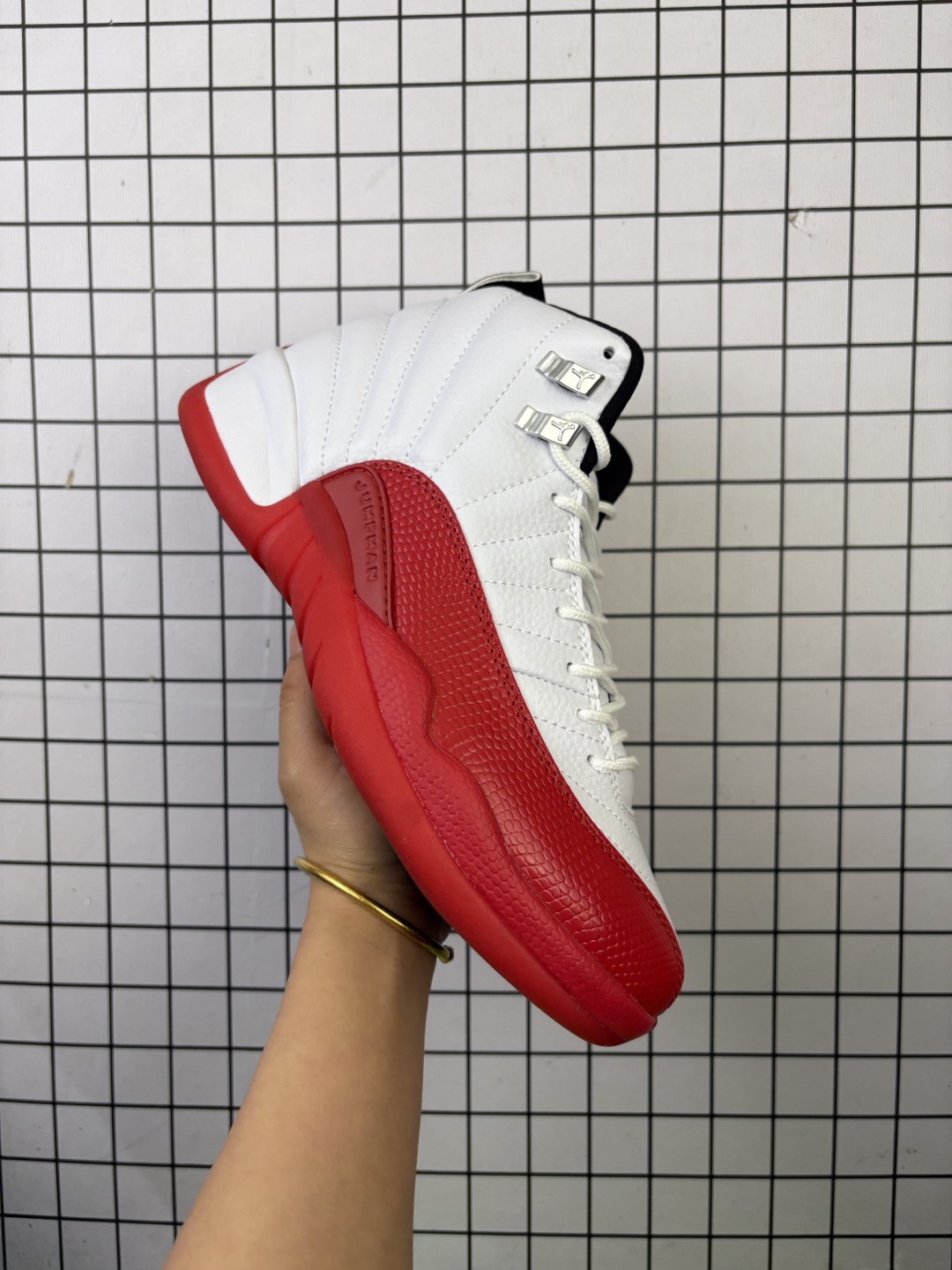 💰230
Jordan/乔丹 升级原档案原数据开发版型，采用荔枝纹牛头层皮革鞋面材质，厂级拉帮注胶效果，采用全掌Air Zoom气垫及中底内置大面积碳塑板，超国标耐磨防滑橡胶外底❗️这双「球员版 AJ」确认复刻！耐克Nike Air Jordan 12 Retro"Melo 2025"AJ12代迈克尔·乔丹高帮复古休闲文化运动篮球鞋“白北卡蓝 CT8013-112

类型：男鞋
码数：40 40.5 41 42 42.5 43 44 45 46 47 48
编码：给L