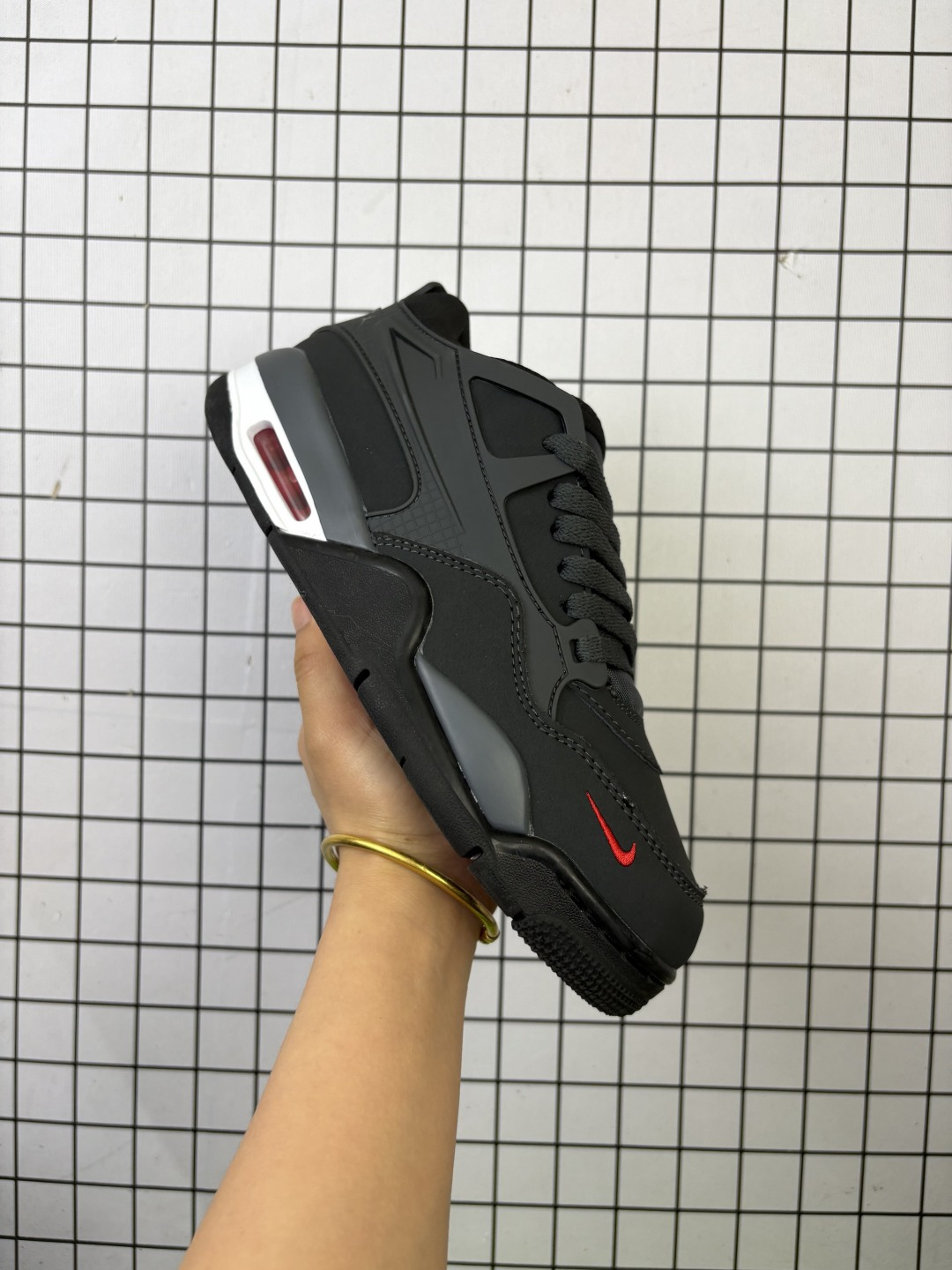 【公司级】耐克 Nike Air Jordan 4 Retro OG迈克尔·乔丹AJ4代乔4 低帮复古休闲运动文化篮球鞋.秉承轻量化的速度型篮球鞋设计思想完成设计,降低重量的同时提升舒适度,中底延续前作使用了分离式后掌可视化 Air Sole气垫.鞋带孔和后跟鞋提以籃网为造型灵感,将篮球运动巧妙融入到鞋款的设计之中,使鞋身整体富有流动性、节奏感和优雅气质. 类型:男女鞋 货号:HF4334 编码698