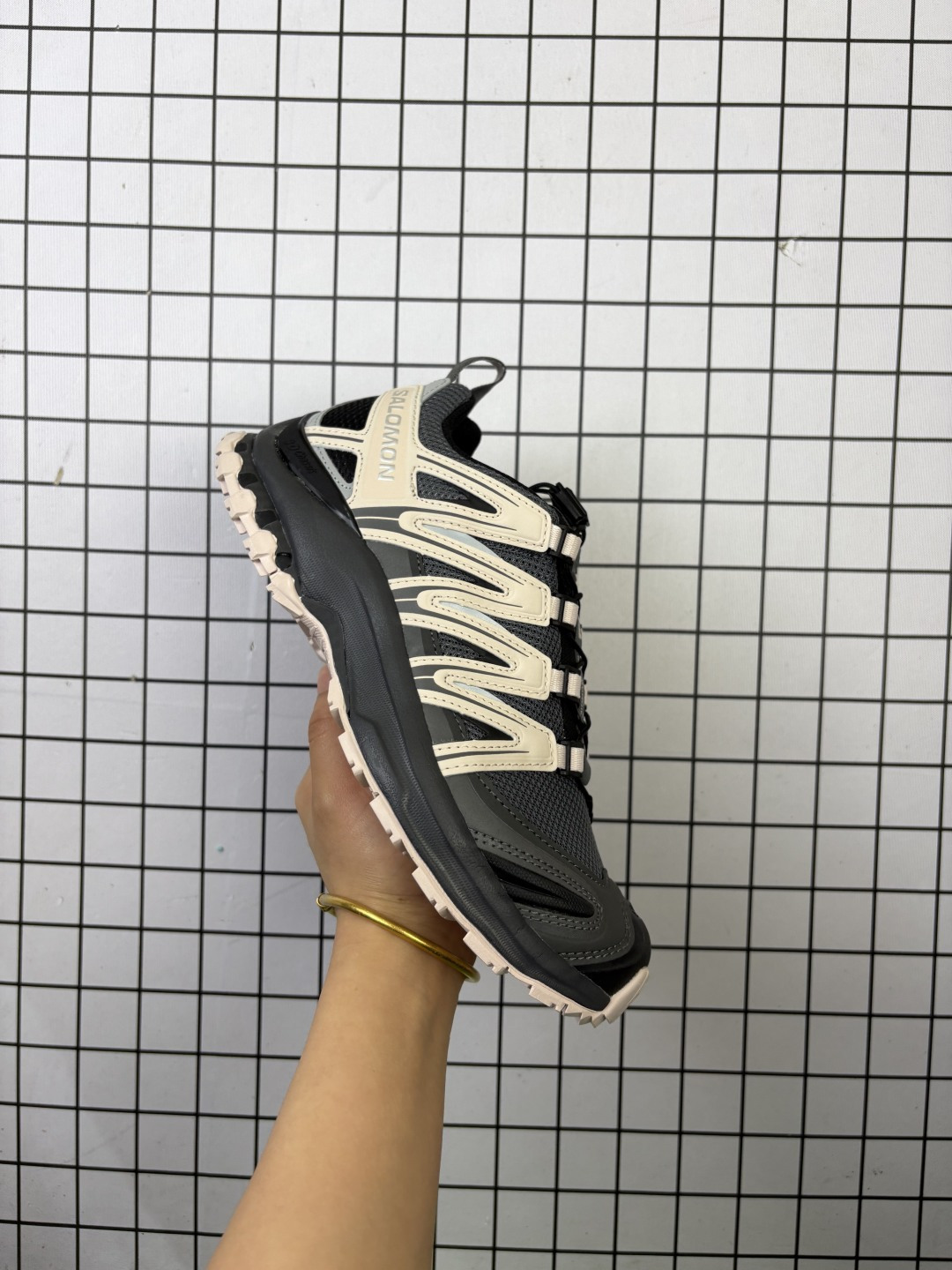 💰200
【公司级】SALOMON萨洛蒙 XA PRO 3D 户外运动 网布减震防滑透气 低帮跑步鞋 男女同款款运动鞋 沙场灰#萨洛蒙xapro3D 大面积的织物材质让质感超级棒。鞋腰侧身还有3D反光效果，夜里穿也更酷炫！鞋头、鞋带内里和两边都标注了鞋款系列信息，整体造型流畅，适合户外登山或者日常运动。后跟的TPU材质包裹，包裹感非常强，给人一种满满的安全感。 #SALOMON萨洛蒙  #萨洛蒙XA新配色  @salomon萨洛蒙

尺码:  36-45含半码
编码: 698