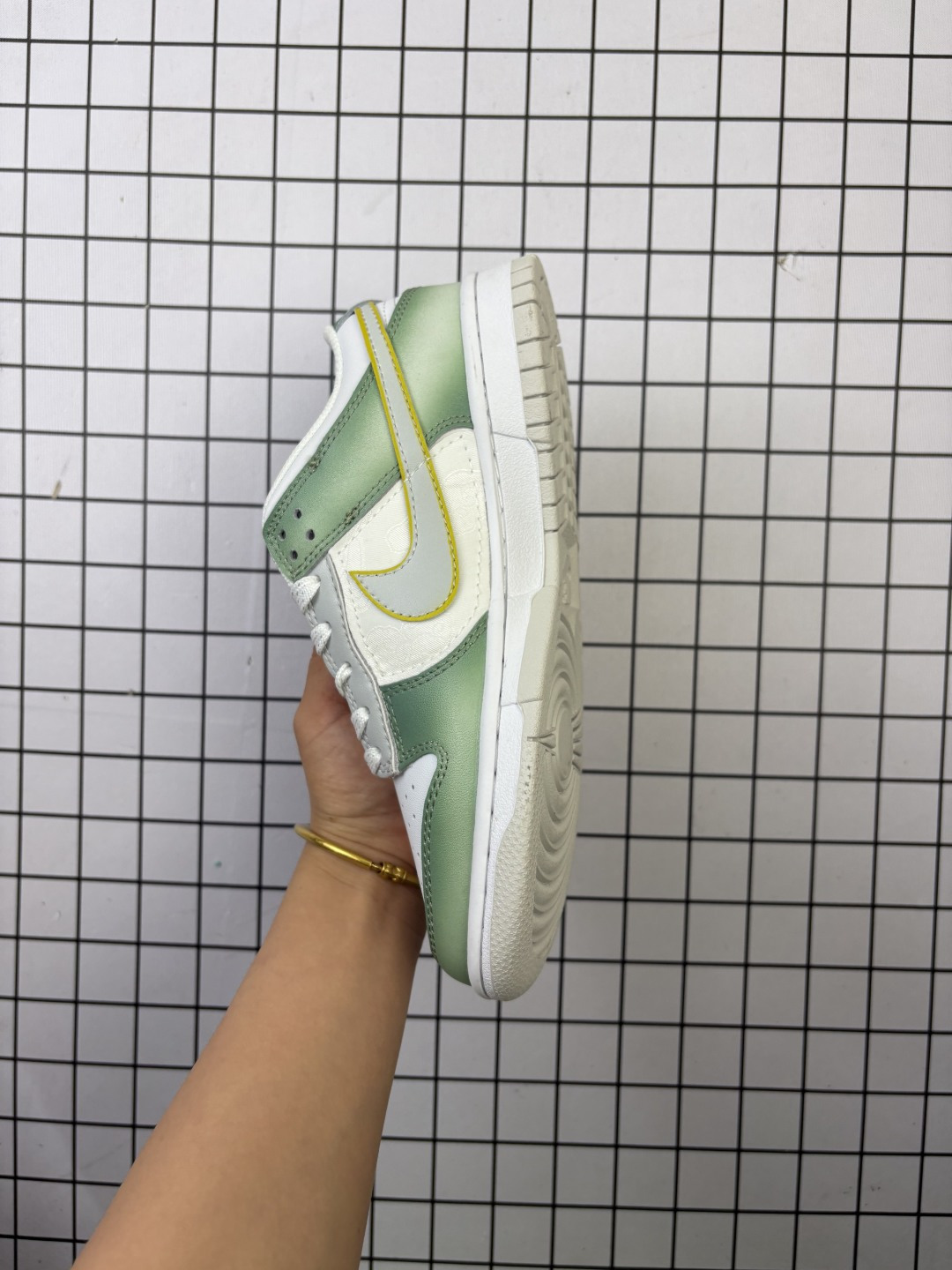 💰110
特价 耐克 Nike Sb Dunk Low Pro 男女同款运动鞋复古板鞋,尽情迈步,彰显个性风采。采用柔软皮革鞋面,经久耐穿,塑就如元年款 Dunk 般的复古质感。鞋头透气孔,搭配鞋口和鞋舌形状,忠实沿袭元年款经典外观。全掌型橡胶外底,造就非凡抓地力。Dunk 起初专为篮球运动打造,于 80 年代末成为滑板界新宠,现已跃升成为街头时尚标杆。加垫低帮鞋口结合耐穿外底,助你自信舞动。
货号:DD1503
码数:36-47
编码698