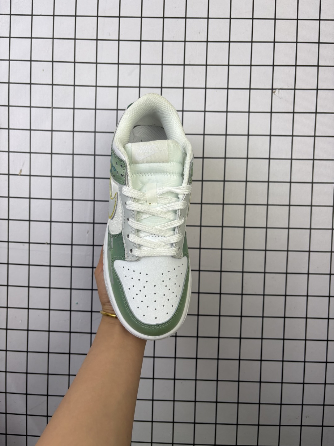💰110
特价 耐克 Nike Sb Dunk Low Pro 男女同款运动鞋复古板鞋,尽情迈步,彰显个性风采。采用柔软皮革鞋面,经久耐穿,塑就如元年款 Dunk 般的复古质感。鞋头透气孔,搭配鞋口和鞋舌形状,忠实沿袭元年款经典外观。全掌型橡胶外底,造就非凡抓地力。Dunk 起初专为篮球运动打造,于 80 年代末成为滑板界新宠,现已跃升成为街头时尚标杆。加垫低帮鞋口结合耐穿外底,助你自信舞动。
货号:DD1503
码数:36-47
编码698
