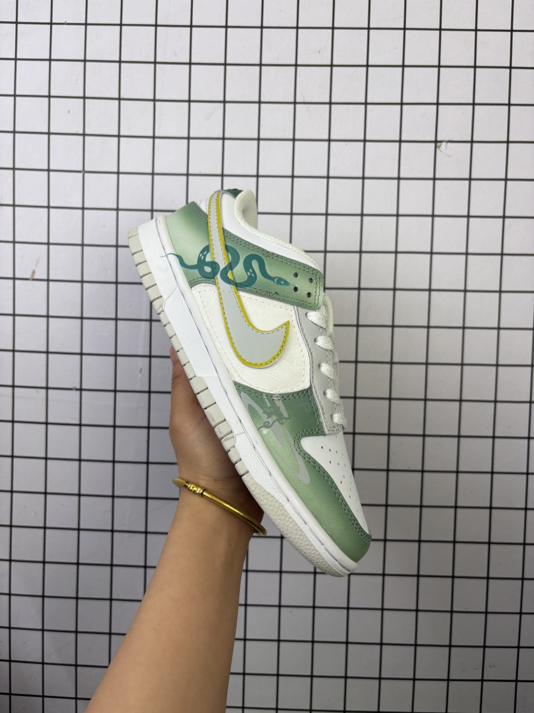 💰110
特价 耐克 Nike Sb Dunk Low Pro 男女同款运动鞋复古板鞋,尽情迈步,彰显个性风采。采用柔软皮革鞋面,经久耐穿,塑就如元年款 Dunk 般的复古质感。鞋头透气孔,搭配鞋口和鞋舌形状,忠实沿袭元年款经典外观。全掌型橡胶外底,造就非凡抓地力。Dunk 起初专为篮球运动打造,于 80 年代末成为滑板界新宠,现已跃升成为街头时尚标杆。加垫低帮鞋口结合耐穿外底,助你自信舞动。
货号:DD1503
码数:36-47
编码698