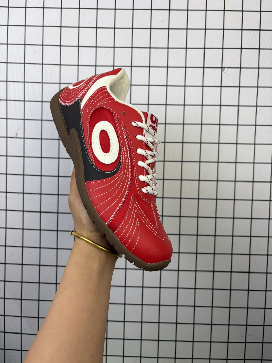 💰170
OLD ORDER Turbo-Lite芭蕾复古德训鞋
Hello Kitty联名大红配色超独特百搭
鞋子上脚效果很帅好看
码数很正不偏码 
鞋身透气舒适不臭脚 
鞋底防滑耐磨 
鞋带自带Hello Kitty玫瑰金配件
鞋底好软，脚感特别舒服
逛街穿一天都不累脚的
Size:35～40
编码旭D