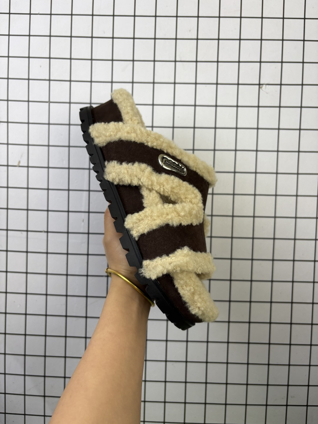 💰170
【章若楠同款】GG-CC 2025 路易暖茶
秋冬新款 5.5CM 厚底增高 百搭勃肯半拖
#今天份穿搭宝藏休闲鞋子
这款毛毛拖采用了柔软的绒毛材质,搭配上经典的棕色设计,既温暖又充满时尚感。
厚实的绒毛不仅提供了极佳的保暖效果,还让你的双脚享受极致的舒适。
#冬日必入毛毛拖鞋 #GGCC
官方货号:G25Y9084
尺码:35 36 37 38 39 40
编码旭D