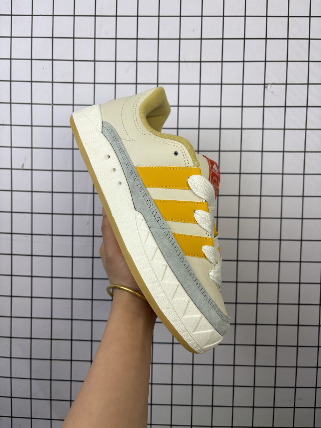 💰120
AD Adimatic Low 马蒂奇系列低帮
复古鲨鱼面包鞋运动休闲滑板板鞋 
整个鞋面由色彩艳丽的麂皮制成，搭配品牌标志性大尺寸三条纹 Logo，超宽鞋带作为鲜明特征，厚实的中底和耐用的橡胶外底为滑手们带来了良好的穿着体验。滑板运动作为都市街头运动的先驱，配色靓丽，夸张轮廓的 “面包鞋” ADIMATIC 自然成为了优选单品。对于经典细节的充分保留，让人们的目光瞬间就能集中到这双与众不同的 “Lo-Fi Style” 滑板鞋上。
货号：IF1589
尺码：36-45半码
编码清F