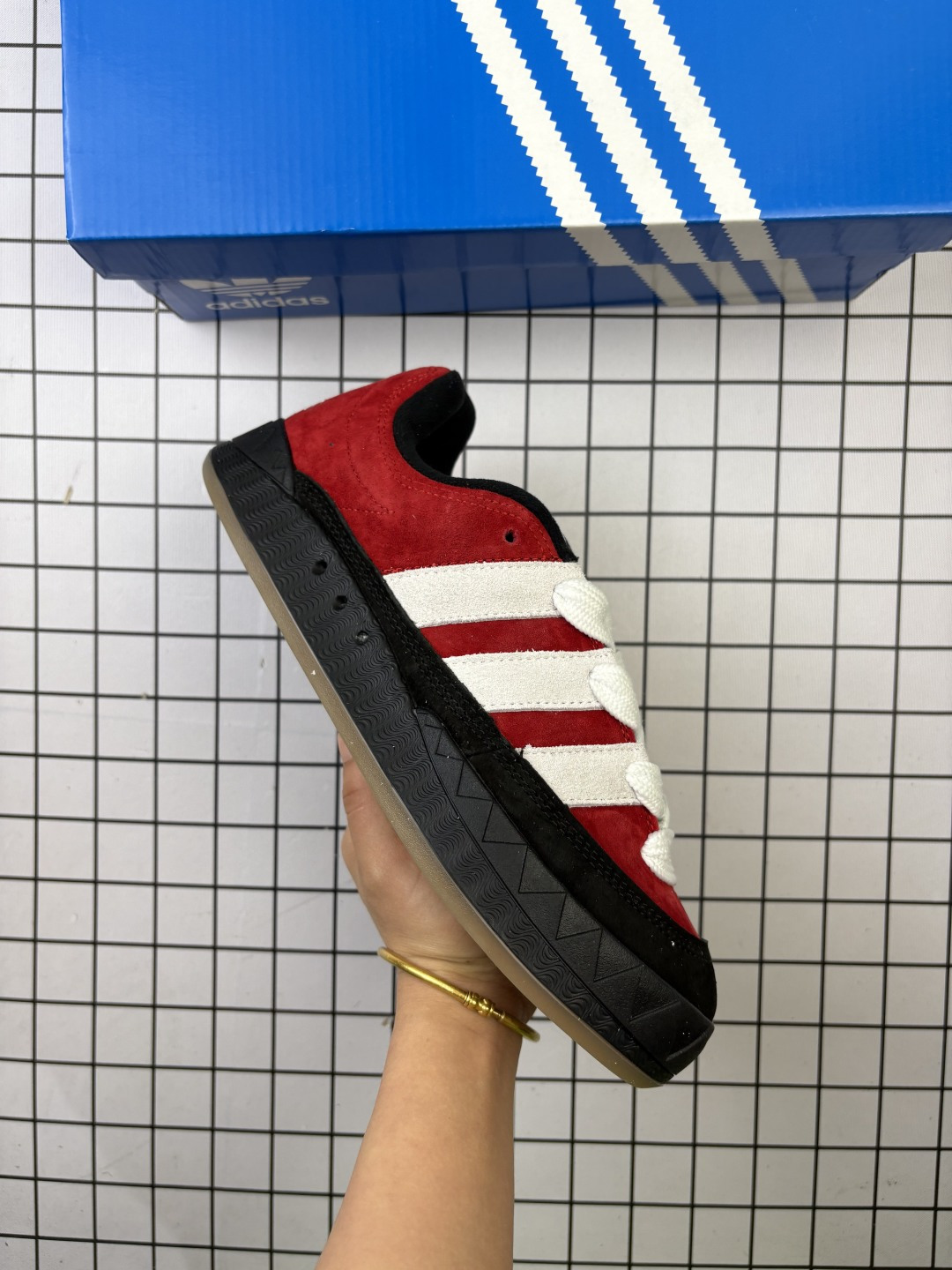 🈴💰120
AD Adimatic Low 马蒂奇系列低帮
复古鲨鱼面包鞋运动休闲滑板板鞋 
整个鞋面由色彩艳丽的麂皮制成，搭配品牌标志性大尺寸三条纹 Logo，超宽鞋带作为鲜明特征，厚实的中底和耐用的橡胶外底为滑手们带来了良好的穿着体验。滑板运动作为都市街头运动的先驱，配色靓丽，夸张轮廓的 “面包鞋” ADIMATIC 自然成为了优选单品。对于经典细节的充分保留，让人们的目光瞬间就能集中到这双与众不同的 “Lo-Fi Style” 滑板鞋上。
货号：IF1589
尺码：36-45半码
编码清F