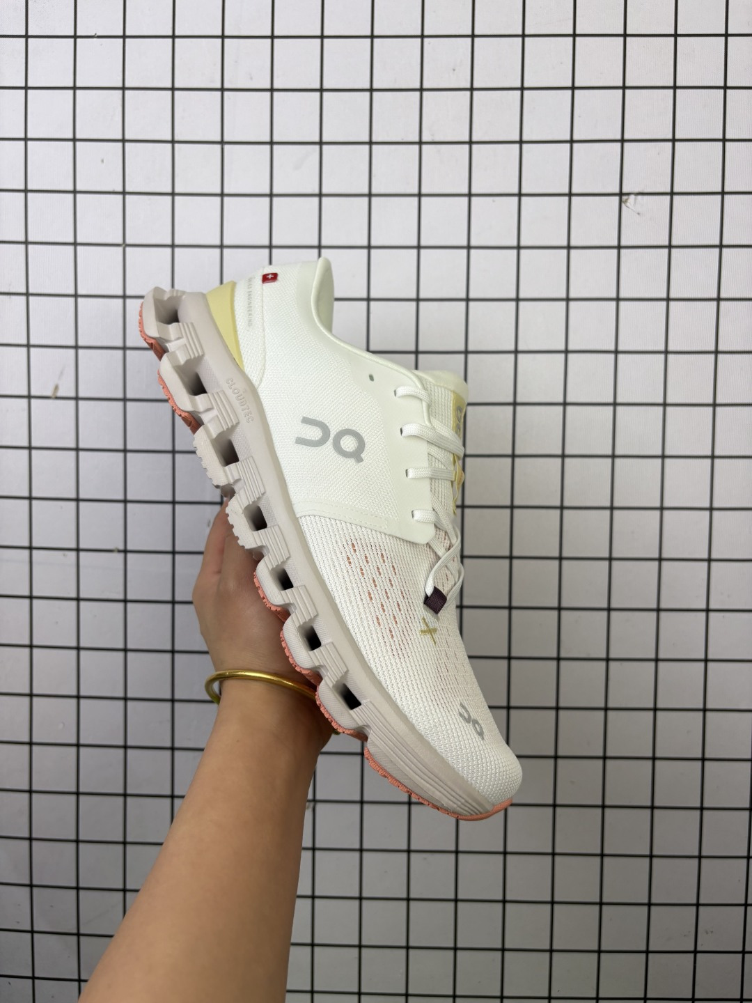 公司级 O跑 Cloud x 4 舒适轻盈低帮跑步鞋 整身鞋面是一体的,包裹感很强,配合弹力鞋带,穿脱方便快捷.鞋底镂空设计,与爱步相同,脚感舒适.但不是立马就能感受的软,要走一段时间才有回馈.鞋型很秀气,日常穿着还是很合适的一款3WE30073297 编码788