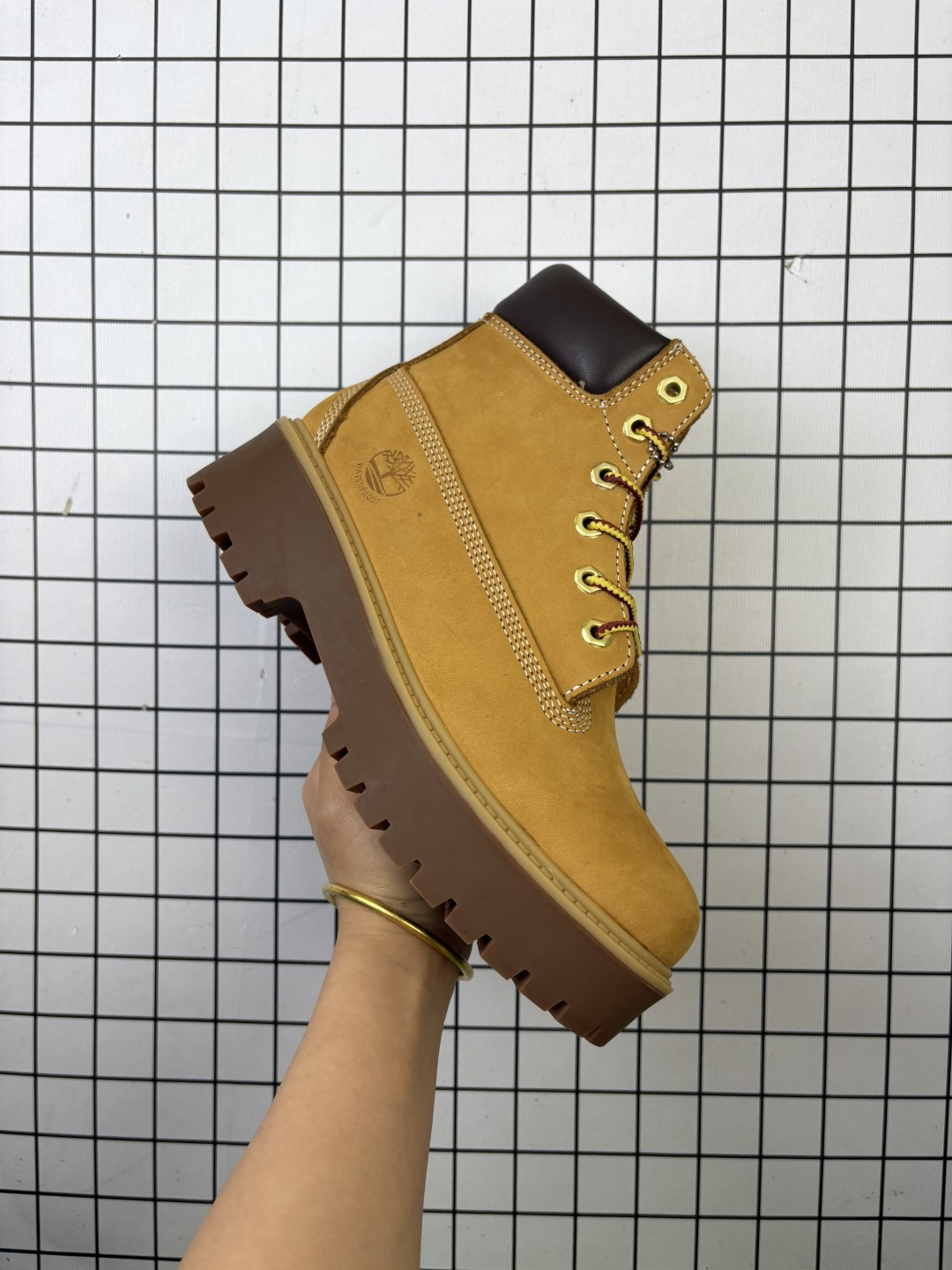 💰280
Timberland/添柏岚 男女鞋真标半码制,原楦原纸版数据开发,采用磨砂皮革鞋面材质(内里搭配纤维皮革材料!!),抗疲劳减震蜂窝PU鞋垫,轻便防滑橡胶发泡组合底❗️全球领先户外品牌·添柏岚Timberland 6 Inch Leather Boots添柏岚经典户外6英寸大黄靴
类型:女鞋
码数:35 36 36.5 37 38 38.5 39 40 40.5
编码771