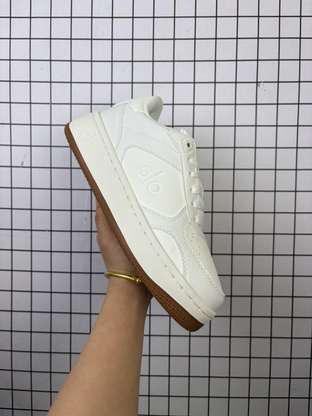 🈴💰120
ALO YOGA RECOVERY MODE 舒适简约小白鞋 防滑耐磨 低帮 运动板鞋 男女同款 明星圈很火的alo🤍真的很贵气 质感一绝 鞋垫有一点厚度 小个子秒增高 4-5cm🤩这鞋轻便柔软，日常通勤逛街完全没问题。📢📢📢虽小众 但优雅‼️ Alo 小白鞋🤍🤎一只鞋就有7个Alo品牌的logo（鞋底、鞋侧、鞋舌、鞋跟、鞋垫和鞋底），鞋底有一圈咖啡色点缀的橡胶底，鞋垫巨厚，起码增高3、4厘米，还附赠一副纯白鞋带。#你永远可以相信小白鞋  #Alo瑜伽裤  #我的球鞋日记  #甜出圈的心动好鞋  #得物开新橱窗 ￼alo yoga  #alo女孩  ㅤ#aloyoga  ㅤ#增高小白鞋  #高颜值增高  #aloyoga新品  ㅤ
尺码: 36-45
编码771