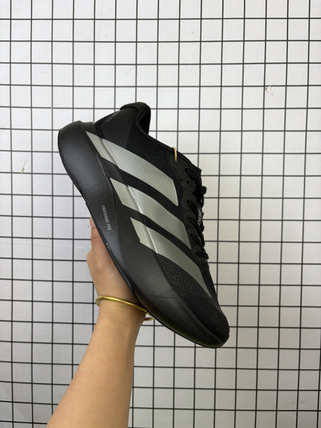 AD Adizero Evo SL 轻盈跑鞋 耐磨减震专业跑步鞋 冲向目标,一路向前,不断挑战和突破自我 无论是平时训练还是马拉松,让这款adidas跑步鞋伴你畅快开跑 兼具舒适性和结构感,搭载Lightstrike科技,为步伐注入活力 货号:JR4888 编码771