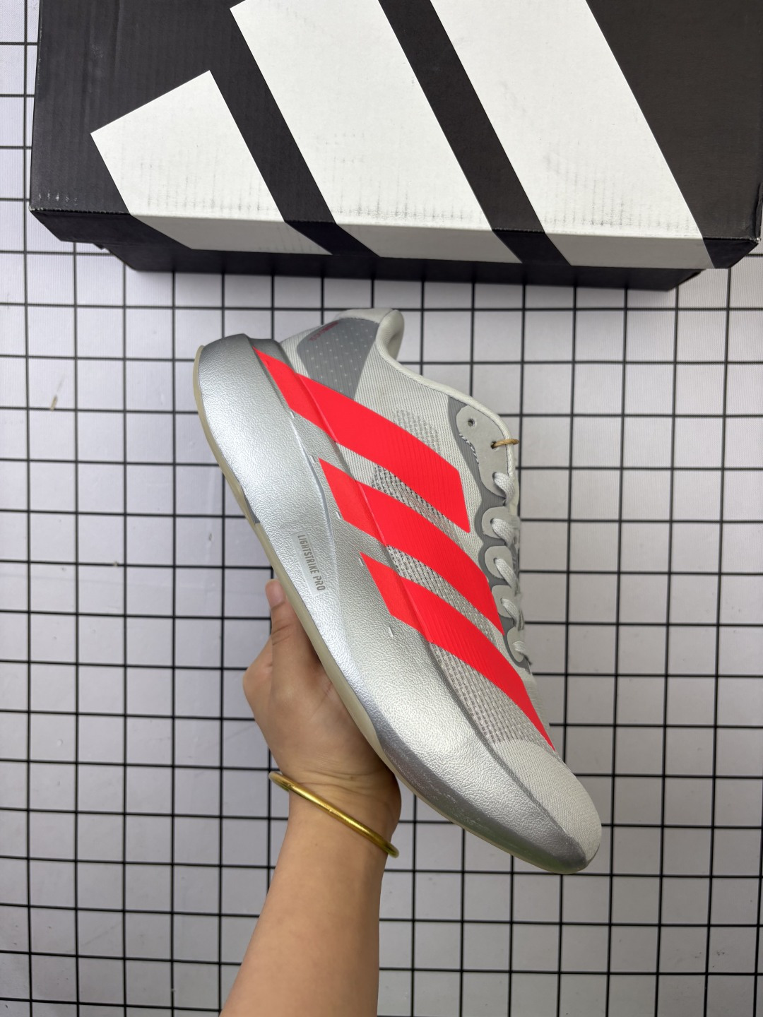 AD Adizero Evo SL 轻盈跑鞋 耐磨减震专业跑步鞋 冲向目标,一路向前,不断挑战和突破自我 无论是平时训练还是马拉松,让这款adidas跑步鞋伴你畅快开跑 兼具舒适性和结构感,搭载Lightstrike科技,为步伐注入活力 货号:JR4888 编码771