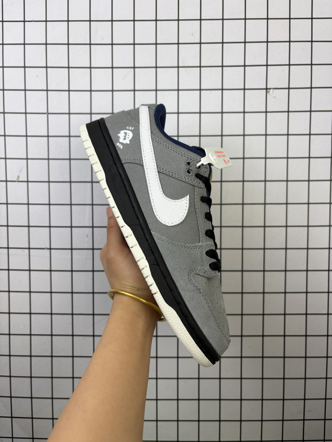 💰160
Nike/耐克 男女鞋真标半码制，升级原数据开发版型，采用翻毛皮组合厚实帆布鞋面材质，鞋垫嵌EVA缓震物料及Air Zoom真气垫，正确双层EVA发泡缓震中底组合RB橡胶外底❗️混搭材质,全新耐克Nike SB Dunk Low Pro PRM"Black"扣篮系列低帮休闲运动滑板板鞋“黑白钩子 DX6775-400

类型：男女鞋
码数：36 36.5 37.5 38 38.5 39 40 40.5 41 42 42.5 43 44 45 46
编码707