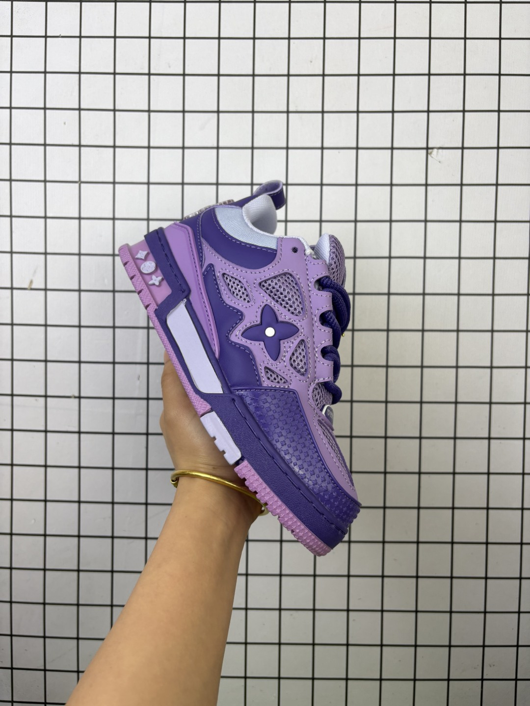 💰120
Louis Vuitton/路易威登 男女鞋配置厚实抽屉礼品鞋盒，采用荔枝纹纤维革组合粒面牛剖革鞋面材质，鞋垫嵌入软脚感EVA物料，外置TPR光泽隔色鞋底❗法国巴黎百年奢侈品牌LV路易威登Louis Vuitton Trainer Sneaker Low 运动系列低帮复古百搭休闲运动文化篮球板鞋“ 

类型：男女鞋
码数：36 37 38 39 40 41 42 43 44 45
编码699