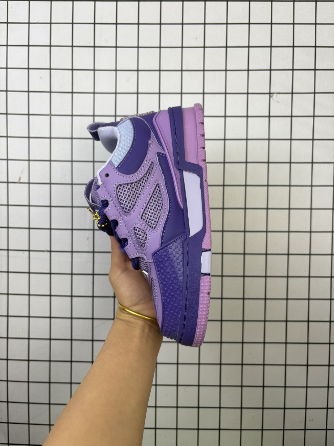 💰120
Louis Vuitton/路易威登 男女鞋配置厚实抽屉礼品鞋盒，采用荔枝纹纤维革组合粒面牛剖革鞋面材质，鞋垫嵌入软脚感EVA物料，外置TPR光泽隔色鞋底❗法国巴黎百年奢侈品牌LV路易威登Louis Vuitton Trainer Sneaker Low 运动系列低帮复古百搭休闲运动文化篮球板鞋“ 

类型：男女鞋
码数：36 37 38 39 40 41 42 43 44 45
编码699