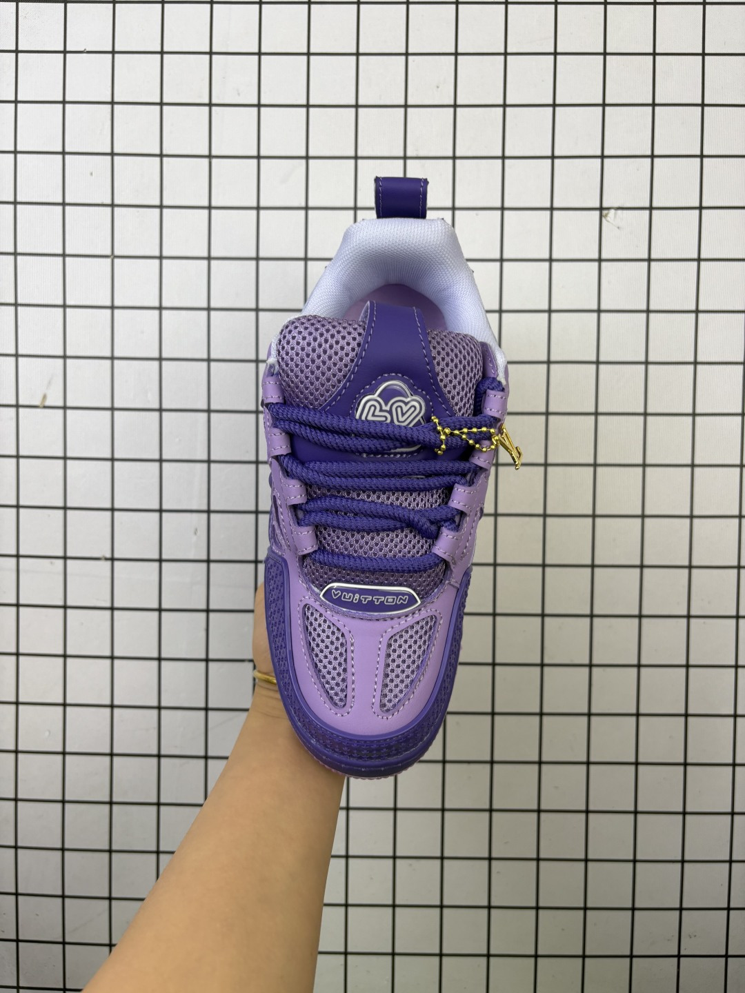 💰120
Louis Vuitton/路易威登 男女鞋配置厚实抽屉礼品鞋盒，采用荔枝纹纤维革组合粒面牛剖革鞋面材质，鞋垫嵌入软脚感EVA物料，外置TPR光泽隔色鞋底❗法国巴黎百年奢侈品牌LV路易威登Louis Vuitton Trainer Sneaker Low 运动系列低帮复古百搭休闲运动文化篮球板鞋“ 

类型：男女鞋
码数：36 37 38 39 40 41 42 43 44 45
编码699