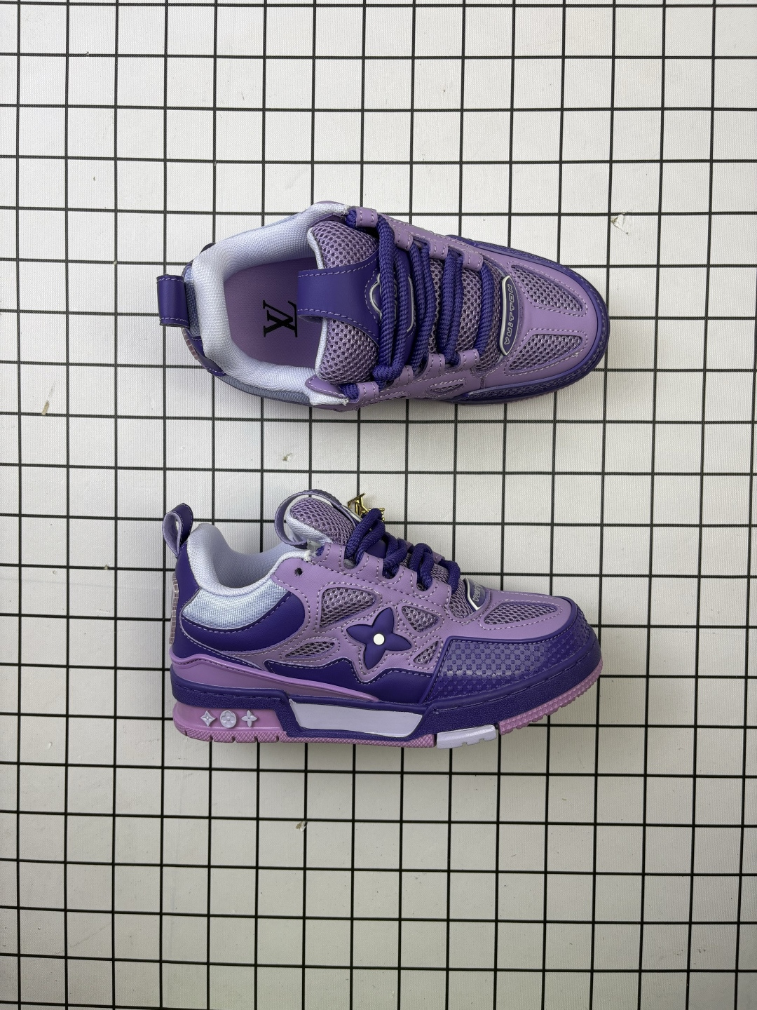 💰120
Louis Vuitton/路易威登 男女鞋配置厚实抽屉礼品鞋盒，采用荔枝纹纤维革组合粒面牛剖革鞋面材质，鞋垫嵌入软脚感EVA物料，外置TPR光泽隔色鞋底❗法国巴黎百年奢侈品牌LV路易威登Louis Vuitton Trainer Sneaker Low 运动系列低帮复古百搭休闲运动文化篮球板鞋“ 

类型：男女鞋
码数：36 37 38 39 40 41 42 43 44 45
编码699