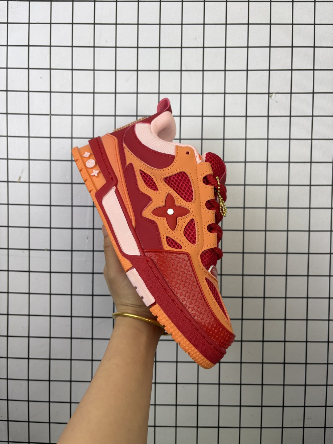 💰120
Louis Vuitton/路易威登 男女鞋配置厚实抽屉礼品鞋盒，采用荔枝纹纤维革组合粒面牛剖革鞋面材质，鞋垫嵌入软脚感EVA物料，外置TPR光泽隔色鞋底❗法国巴黎百年奢侈品牌LV路易威登Louis Vuitton Trainer Sneaker Low 运动系列低帮复古百搭休闲运动文化篮球板鞋“ 

类型：男女鞋
码数：36 37 38 39 40 41 42 43 44 45
编码699