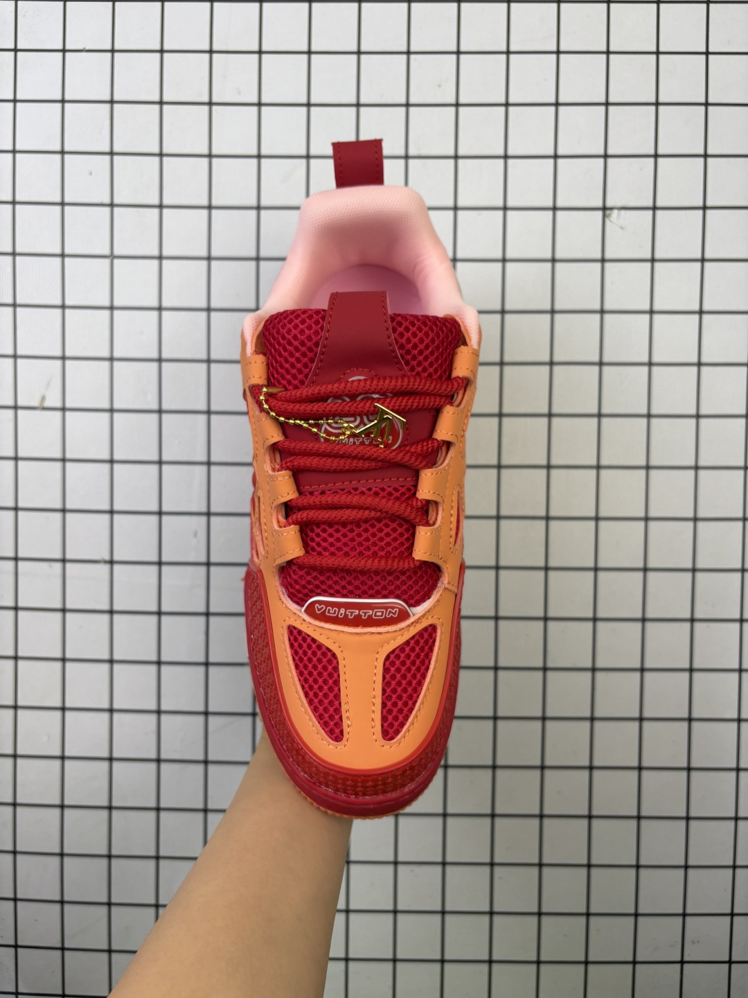 💰120
Louis Vuitton/路易威登 男女鞋配置厚实抽屉礼品鞋盒，采用荔枝纹纤维革组合粒面牛剖革鞋面材质，鞋垫嵌入软脚感EVA物料，外置TPR光泽隔色鞋底❗法国巴黎百年奢侈品牌LV路易威登Louis Vuitton Trainer Sneaker Low 运动系列低帮复古百搭休闲运动文化篮球板鞋“ 

类型：男女鞋
码数：36 37 38 39 40 41 42 43 44 45
编码699