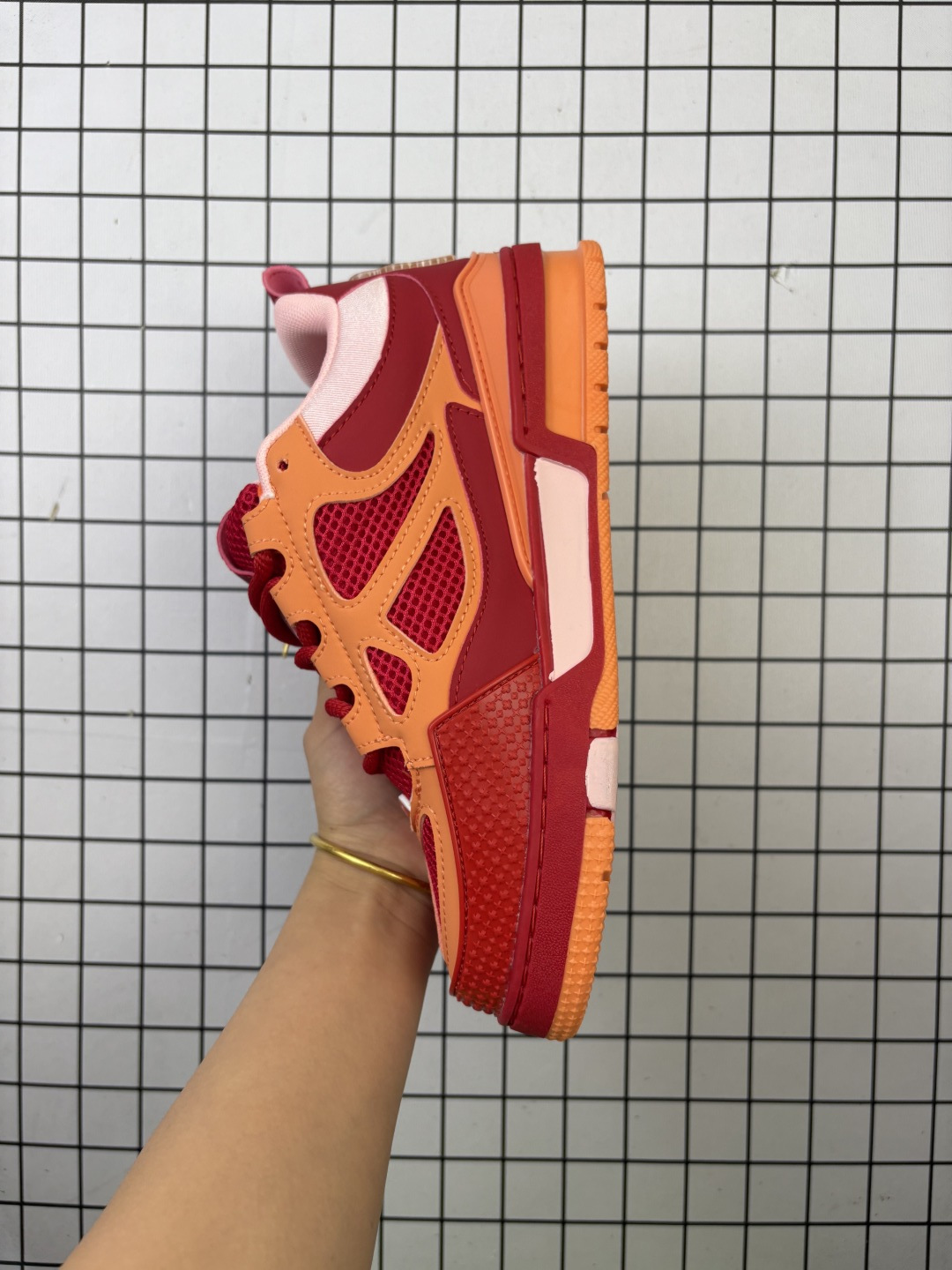 💰120
Louis Vuitton/路易威登 男女鞋配置厚实抽屉礼品鞋盒，采用荔枝纹纤维革组合粒面牛剖革鞋面材质，鞋垫嵌入软脚感EVA物料，外置TPR光泽隔色鞋底❗法国巴黎百年奢侈品牌LV路易威登Louis Vuitton Trainer Sneaker Low 运动系列低帮复古百搭休闲运动文化篮球板鞋“ 

类型：男女鞋
码数：36 37 38 39 40 41 42 43 44 45
编码699