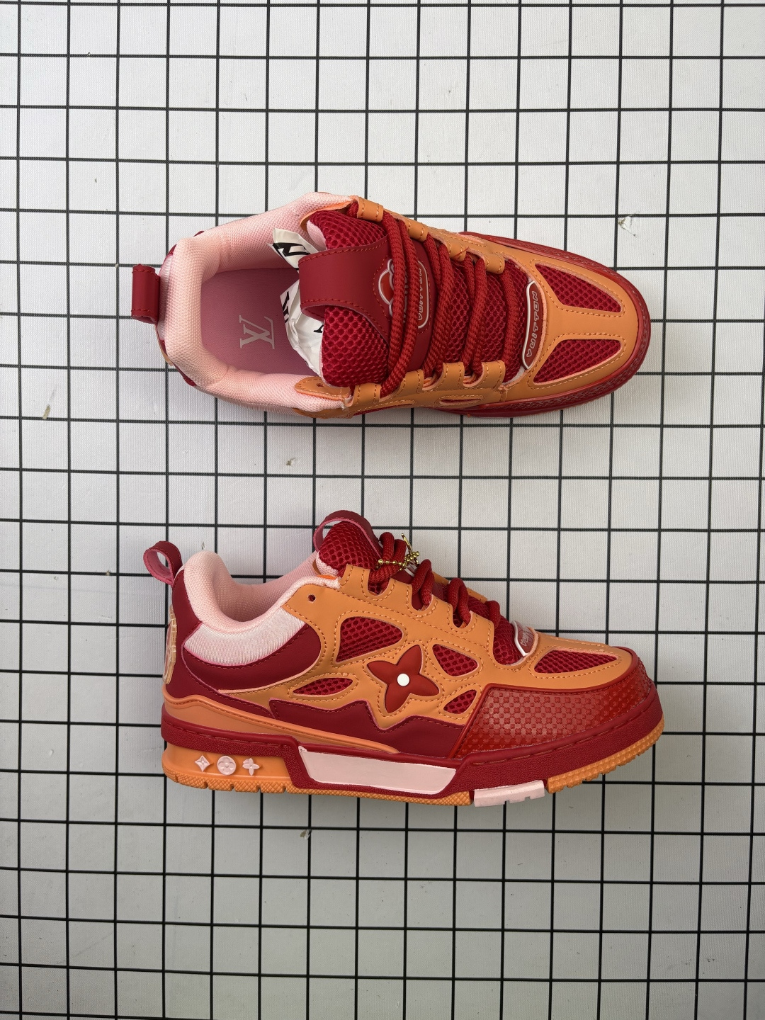 💰120
Louis Vuitton/路易威登 男女鞋配置厚实抽屉礼品鞋盒，采用荔枝纹纤维革组合粒面牛剖革鞋面材质，鞋垫嵌入软脚感EVA物料，外置TPR光泽隔色鞋底❗法国巴黎百年奢侈品牌LV路易威登Louis Vuitton Trainer Sneaker Low 运动系列低帮复古百搭休闲运动文化篮球板鞋“ 

类型：男女鞋
码数：36 37 38 39 40 41 42 43 44 45
编码699