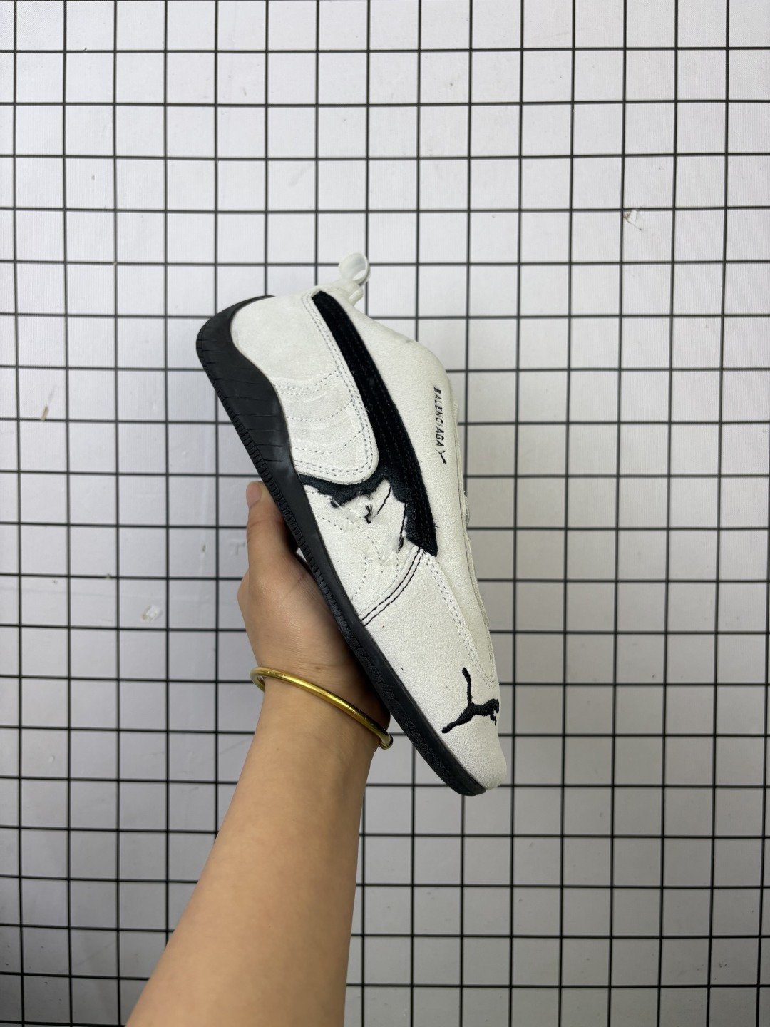 PUMA 彪马 x Balenciaga巴黎世家 Speedcat 系列 薄底鞋 牛皮绒面革 圆头做旧磨损 低帮 生活休闲鞋 极速赛车系列 复古运动休闲跑鞋 充正版本 鞋面设计轻量透气 提供了舒适性和穿着感受 柔软内里材质 穿着更加舒适 橡胶鞋底提供持久的牵引力 货号:847146 WSDSD 1090 编码大Y