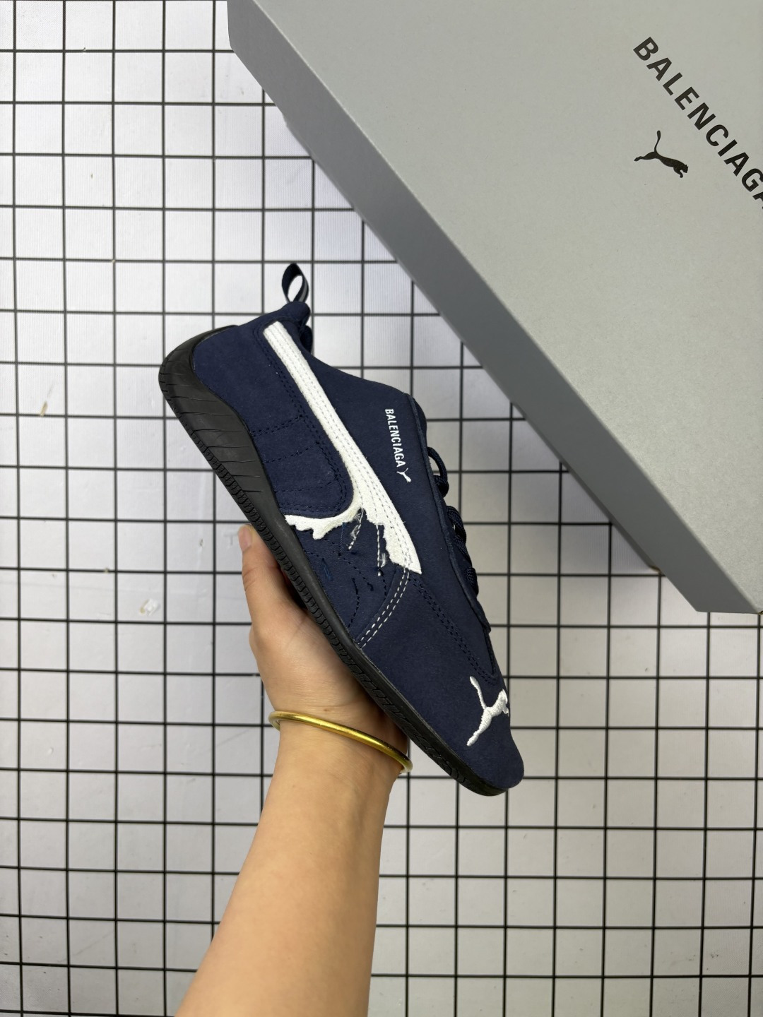 PUMA 彪马 x Balenciaga巴黎世家 Speedcat 系列 薄底鞋 牛皮绒面革 圆头做旧磨损 低帮 生活休闲鞋 极速赛车系列 复古运动休闲跑鞋 充正版本 鞋面设计轻量透气 提供了舒适性和穿着感受 柔软内里材质 穿着更加舒适 橡胶鞋底提供持久的牵引力 货号:847146 WSDSD 1090 编码大Y