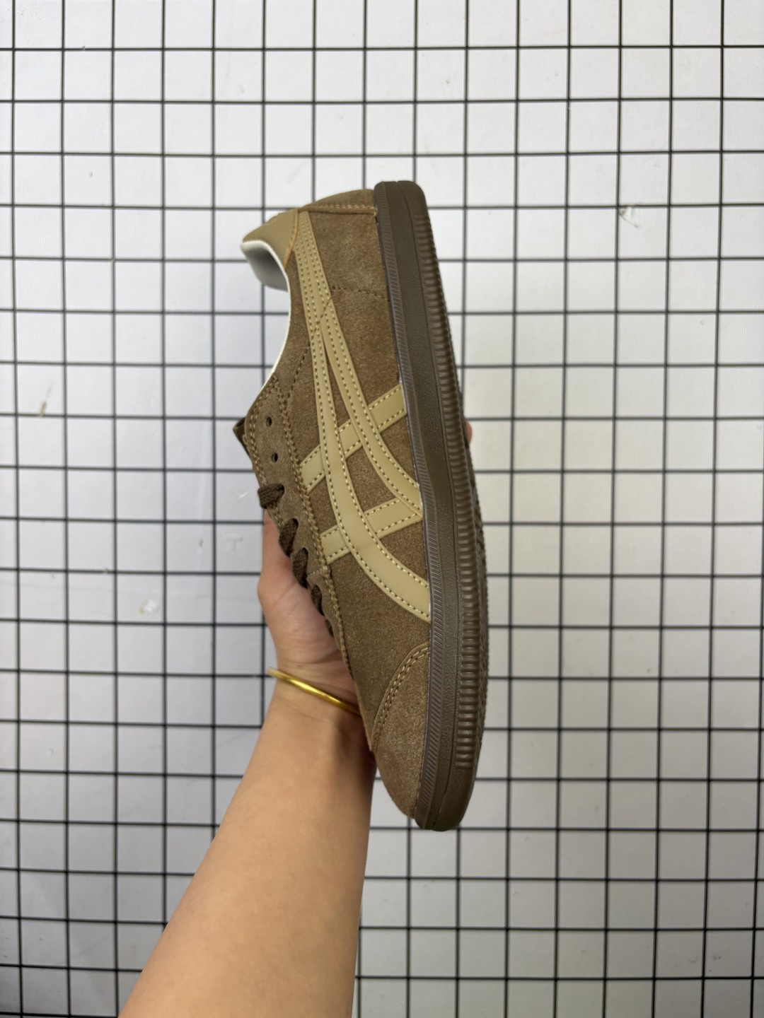 💰95
真标:Onitsuka Tiger Tokuten
亚瑟士 复古低帮休闲跑鞋 实拍首发
TOKUTEN的灵感来源于80年代的室内用鞋
T-TOE前足补强设计 室内鞋的橡胶大底元素
复古经典 是TIGER拥趸追捧款
鞋跟 鞋舌处印有鬼塚虎特有的品牌logo标志
提升品牌的认知度 柔软内里材质 穿着更加舒适
改良后鞋底设计 更具防滑性
官方货号:1183C562-200
尺码:36 37 37.5 38 39 39.5 40.5 41.5 42 42.5 43.5 44 45
编码大Y