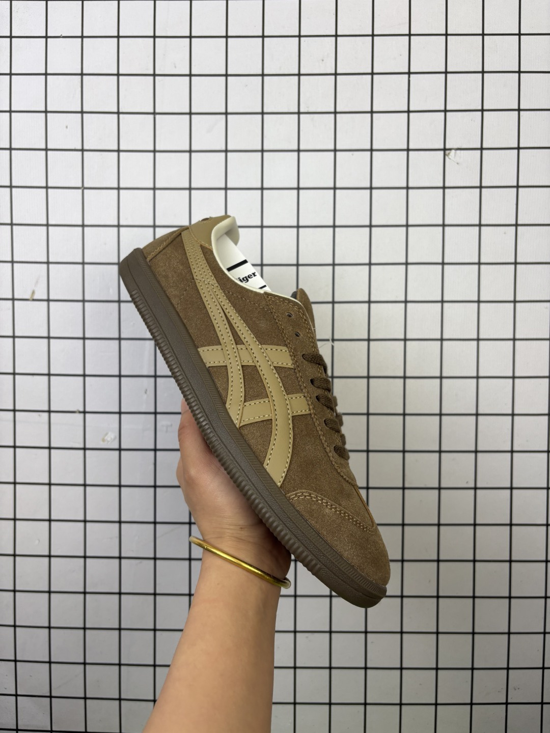 💰95
真标：Onitsuka Tiger Tokuten 
亚瑟士 复古低帮休闲跑鞋 实拍首发
TOKUTEN的灵感来源于80年代的室内用鞋
T-TOE前足补强设计 室内鞋的橡胶大底元素
复古经典 是TIGER拥趸追捧款
鞋跟 鞋舌处印有鬼塚虎特有的品牌logo标志
提升品牌的认知度 柔软内里材质 穿着更加舒适
改良后鞋底设计 更具防滑性
官方货号:1183C562-200
尺码:36 37 37.5 38 39 39.5 40.5 41.5 42 42.5 43.5 44 45
编码大Y