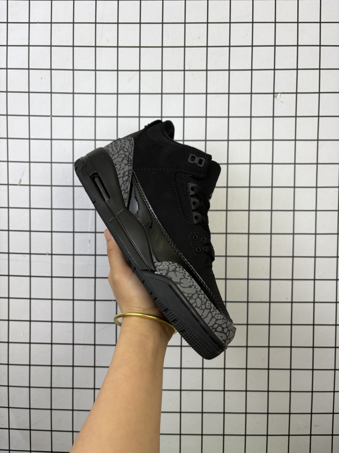 💰95 ✅Air Jordan AJ3 Retro 复刻黑水泥 DN3707-010 独家外贸特供尺码含45.5 48.5 国内外口碑最好最推荐的产品 市场中端王者 亲自操刀耗时半年巨作 全套原纸板楦头开发 原厂大底磨具加持立体防滑纹理 原装可视Air Sole气垫 原汁原味最完美的三代版型 唯一正确鞋头趴度弧度高度鞋身腰线 此版本只针对中端市场 皮料材质有所更替 其他数据细节工艺流程均保持一致 绝不口嗨 细节品控鞋型随意秒杀市面3XX 4XX 原厂TPU后跟饰片 正确内里反口里网布 皮料菱角分明不变形无多余毛边 正确手工大底描漆拉丝 市场唯一原厂鞋扣模具 原厂织唛标 原厂飞人电绣工艺 尾指中部跳三针 独家绑鞋带手法 印刷中底布 四线拉帮 米色美纹纸贴合固定 进口港宝加持 后跟自然饱满 全鞋荧光划线卡点 追求极致完美 每一双都是工艺品 多重QC质检 超越公司货的品控标准 实实在在的免检产品 尺码36-47 编码698