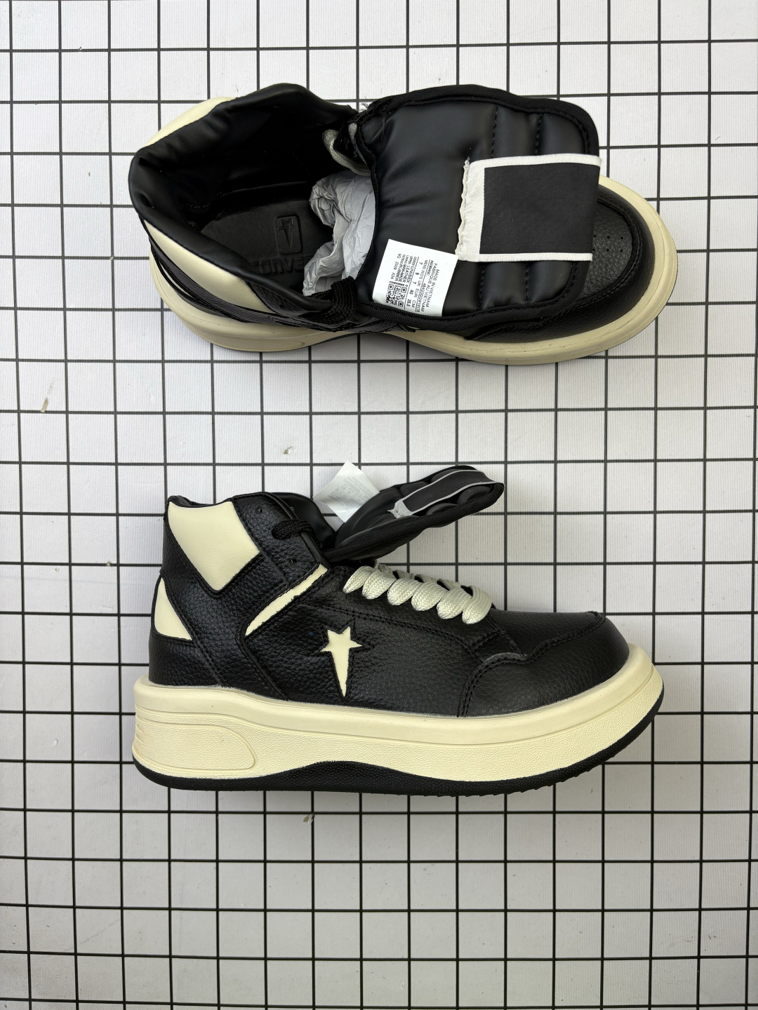 🈴💰240
CONVERSE/匡威 东莞原产T版,男女鞋广东原产,升级原楦原纸版开发版型,采用进口纳帕荔枝纹小牛皮革鞋面材质,真皮内衬及缓震PU乳胶鞋垫鞋垫,全新数据开发双层组合TPU锯齿纹耐磨橡胶鞋底❗重磅联乘Rick Owens支线品牌DRKSHDW x Converse TURBODRK Chuck 70 Mid TURBOWPN"Egret"摩登厚底系列中帮松糕真皮休闲运动板鞋 172343C
类型:男女鞋
码数:35 36 36.5 37 38 39 39.5 40 41 41.5 42 42.5 43 44
编码:648