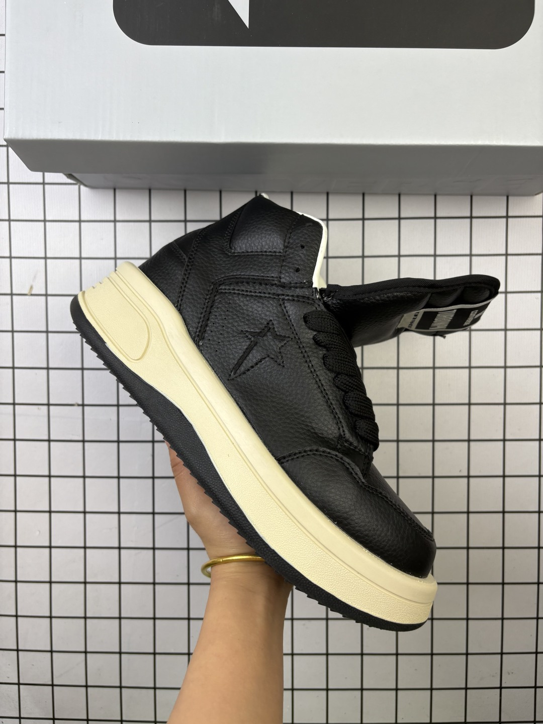 🈴💰240
CONVERSE/匡威 东莞原产T版,男女鞋广东原产,升级原楦原纸版开发版型,采用进口纳帕荔枝纹小牛皮革鞋面材质,真皮内衬及缓震PU乳胶鞋垫鞋垫,全新数据开发双层组合TPU锯齿纹耐磨橡胶鞋底❗重磅联乘Rick Owens支线品牌DRKSHDW x Converse TURBODRK Chuck 70 Mid TURBOWPN"Egret"摩登厚底系列中帮松糕真皮休闲运动板鞋 172343C
类型:男女鞋
码数:35 36 36.5 37 38 39 39.5 40 41 41.5 42 42.5 43 44
编码:648