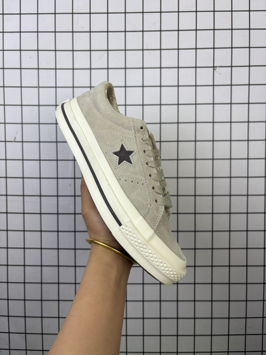 💰130
男女鞋真标硫化工艺#双层围条夹布防开胶工艺#聚氨酯硅蓝PU中底❗焕新经典,匡威Converse Chuck One Star OX Suede"Grey/Coffee"一星系列经典低帮复古麂皮休闲百搭硫化板鞋“翻毛浅灰咖啡棕”160586C
尺码:35 36 36.5 37 37.5 38 39.5 40 41 41.5 42 42.5 43 44
编码648