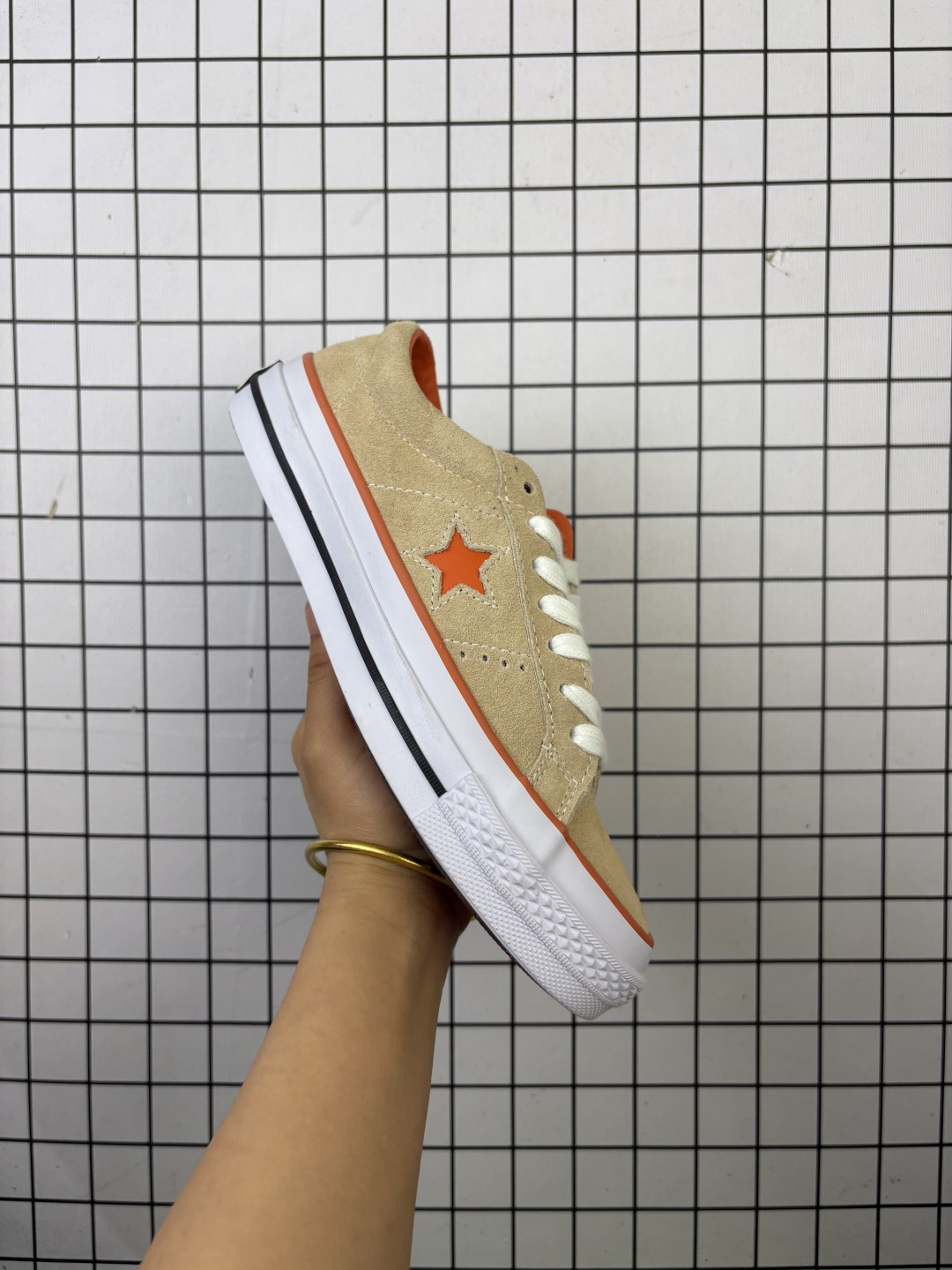 💰120
匡威Converse One Star 新配色 奶咖橘
鞋面采用翻毛皮材质 自然优雅
搭配标志性的One Star Logo一星霜红色立体标凸显充满现代感风格
融入SKATE元素 源于街头设计灵感
舒适的穿着体验 让你尽享运动中的乐趣
Size:35 36 36.5 37 37.5 38 39 39.5 40 41 41.5 42 42.5 43 44
编码648