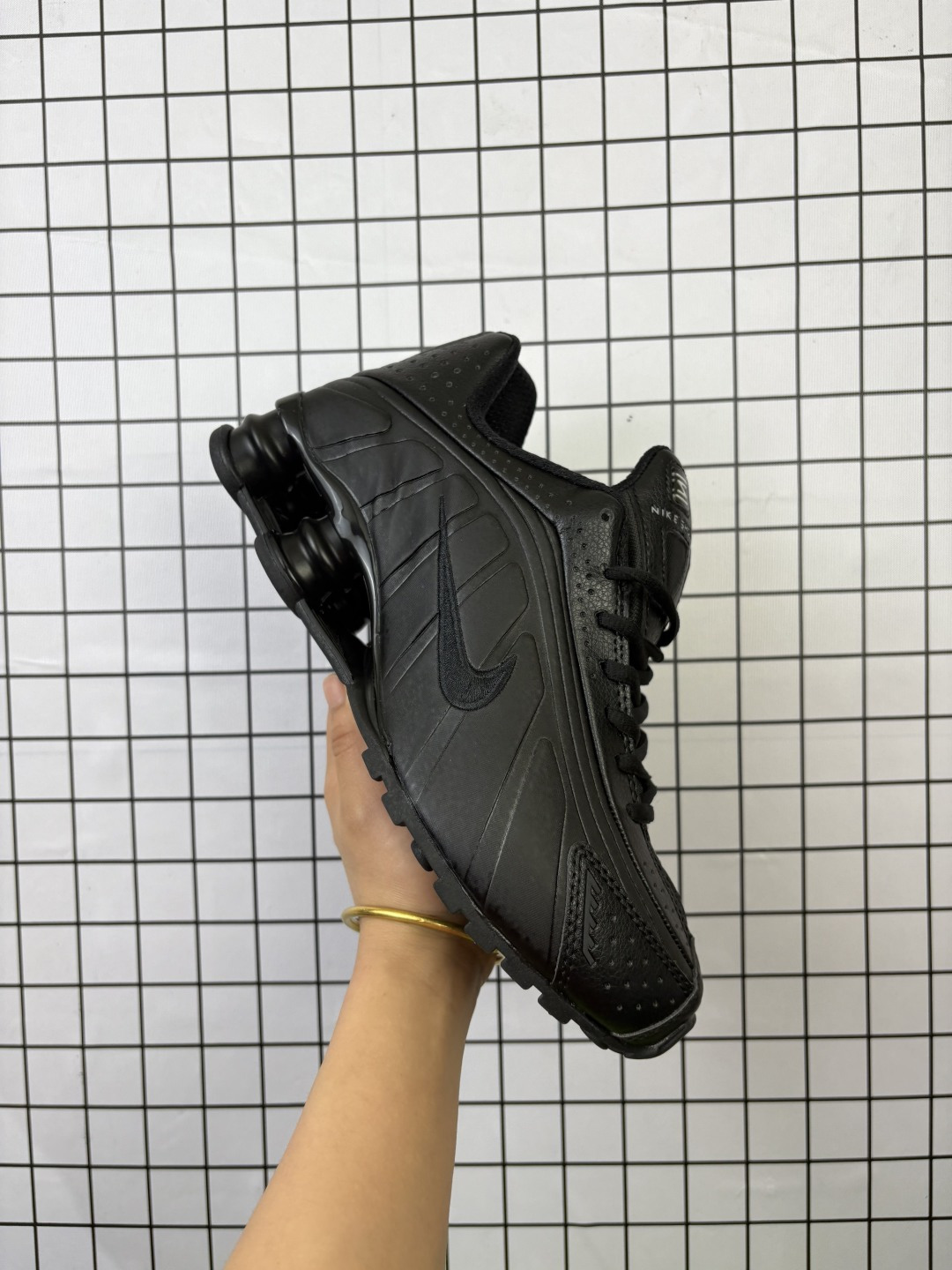 NIKE SHOX R4系列 耐克 低帮运动休闲气垫运动鞋 牙买加裔英国设计师 Martine Rose 今番再携去年与 Nike 合作推出联名鞋款 Nike Shox MR4 全新配色回归.该鞋款最初于品牌 2023 春夏大秀上首次曝光,透过对足球运动、女性运动员的观察权前卫造型,融入穆勒鞋设计的方尖头鞋履大致保持以往结构,并注入受到 1990 年代守门员球衣、梯田 等所启发的蓝紫渐层色调、反光细节,呈现和之前黑白款式截然不同的风味.鞋款「改造」自 2000 年推出的 Nike Shox R4,这款千禧年代的经典鞋型,最为标志性的便是鞋底外露的气垫,搭载经典 Shox 缓震中底系统.「Shox」系列最早可追溯自 1984 年,设计师 Bruce Kilgore 开始研究 Shox 项目.据说这款鞋的灵感来自于观察室内田径短跑运动员在撞击田径表面后的「弹跳」.不过寻找提供足够支撑的材料一直是个难题,直到聚氨酯被采用,Shox 缓震中底系统才得以释出. 货号: BV1111 编码凡K