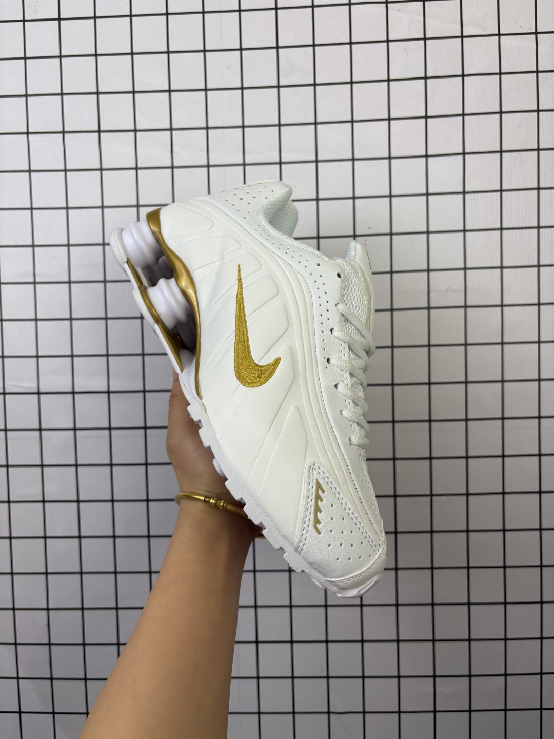 NIKE SHOX R4系列 耐克 低帮运动休闲气垫运动鞋 牙买加裔英国设计师 Martine Rose 今番再携去年与 Nike 合作推出联名鞋款 Nike Shox MR4 全新配色回归.该鞋款最初于品牌 2023 春夏大秀上首次曝光,透过对足球运动、女性运动员的观察权前卫造型,融入穆勒鞋设计的方尖头鞋履大致保持以往结构,并注入受到 1990 年代守门员球衣、梯田 等所启发的蓝紫渐层色调、反光细节,呈现和之前黑白款式截然不同的风味.鞋款「改造」自 2000 年推出的 Nike Shox R4,这款千禧年代的经典鞋型,最为标志性的便是鞋底外露的气垫,搭载经典 Shox 缓震中底系统.「Shox」系列最早可追溯自 1984 年,设计师 Bruce Kilgore 开始研究 Shox 项目.据说这款鞋的灵感来自于观察室内田径短跑运动员在撞击田径表面后的「弹跳」.不过寻找提供足够支撑的材料一直是个难题,直到聚氨酯被采用,Shox 缓震中底系统才得以释出. 货号: BV1111 编码凡K