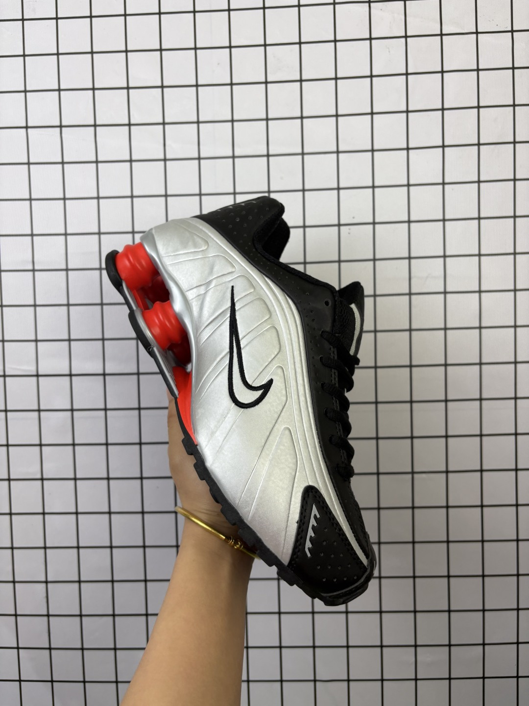 NIKE SHOX R4系列 耐克 低帮运动休闲气垫运动鞋 牙买加裔英国设计师 Martine Rose 今番再携去年与 Nike 合作推出联名鞋款 Nike Shox MR4 全新配色回归.该鞋款最初于品牌 2023 春夏大秀上首次曝光,透过对足球运动、女性运动员的观察权前卫造型,融入穆勒鞋设计的方尖头鞋履大致保持以往结构,并注入受到 1990 年代守门员球衣、梯田 等所启发的蓝紫渐层色调、反光细节,呈现和之前黑白款式截然不同的风味.鞋款「改造」自 2000 年推出的 Nike Shox R4,这款千禧年代的经典鞋型,最为标志性的便是鞋底外露的气垫,搭载经典 Shox 缓震中底系统.「Shox」系列最早可追溯自 1984 年,设计师 Bruce Kilgore 开始研究 Shox 项目.据说这款鞋的灵感来自于观察室内田径短跑运动员在撞击田径表面后的「弹跳」.不过寻找提供足够支撑的材料一直是个难题,直到聚氨酯被采用,Shox 缓震中底系统才得以释出. 货号: BV1111 编码凡K