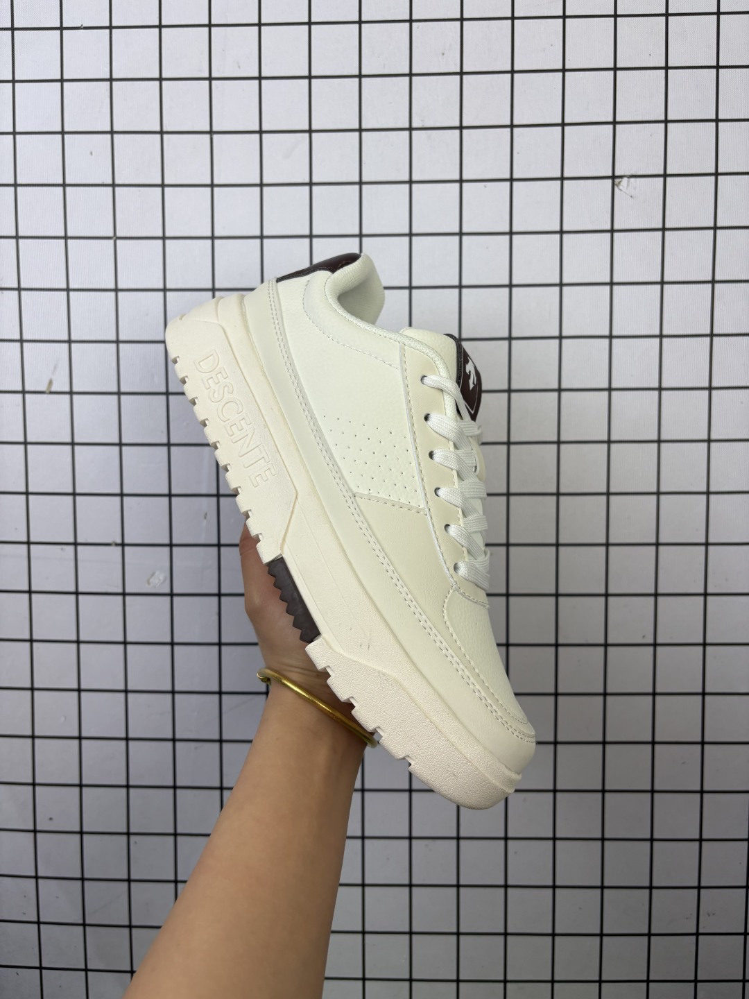 🈴💰160 公司级✅迪桑特DESCENTE DUALIS DE BOARD 运动舒适 低帮休闲鞋 灵感源于经典鞋形 以简洁线条勾勒百搭造型 选用皮革鞋面赋予质感 缓震中底提升穿着舒适度 兼顾日常运动与休闲场景 让实用与仪式感巧妙融合 货号:D5431DSN77 尺码:36 36.5 37.5 38 38.5 39 40 40.5 41 42 42.5 43 44 45 编码764