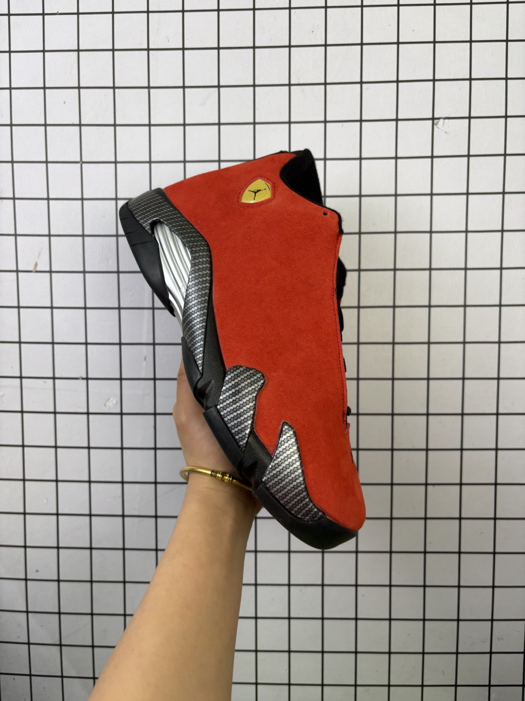 Nike/耐克正品Air Jordan 14 Retro 乔丹14代 AJ14法拉利回归!舒适耐用 减震防滑耐磨 中帮 复古篮球鞋 男女同款 红色,潮流运动鞋487471-102全红色su皮版的启发来自GOAT个人收藏,Tinker Hatfield经常在迈克尔·乔丹的生活中找到灵感.对于Air Jordan 14来说,他受到了对法拉利异国情调的热爱;这个即将推出的全红色su皮版的启发来自GOAT的个人收藏.#球鞋新品曝光 #air jordan #aj14 #AirJordan系列 #NBA球星同款#球鞋新品曝光 #谁还没有一双AJ #aj14法拉利 #法拉利 #被种草的第一双AJ 货号: IF5015 编码: 新Y