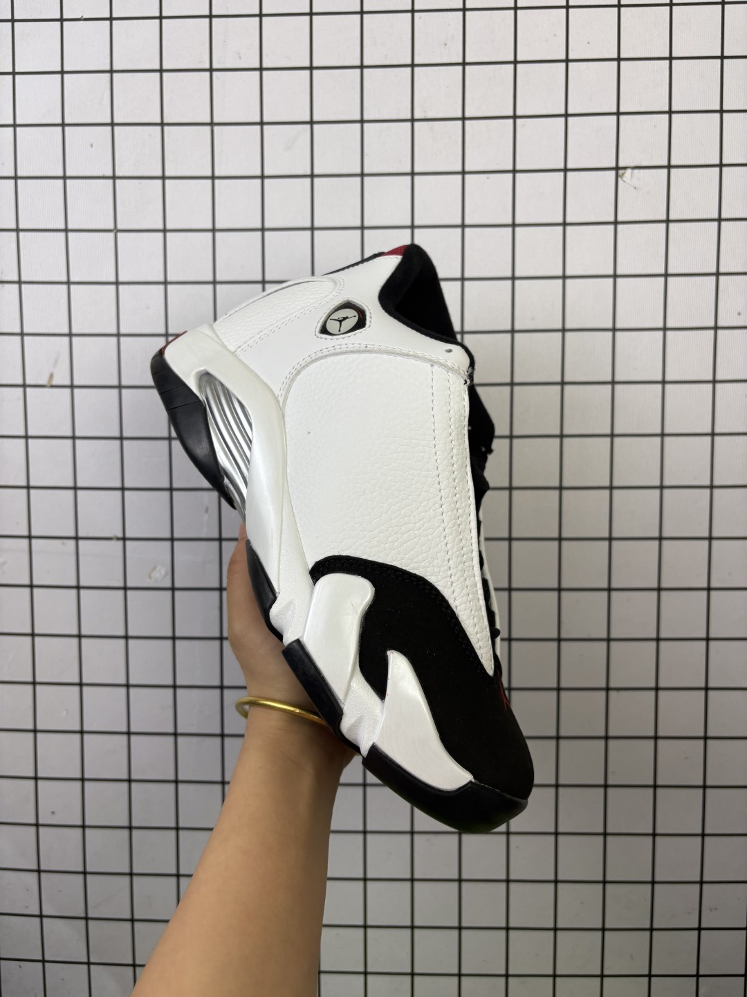 Nike/耐克正品Air Jordan 14 Retro 乔丹14代 AJ14法拉利回归!舒适耐用 减震防滑耐磨 中帮 复古篮球鞋 男女同款 红色,潮流运动鞋487471-102全红色su皮版的启发来自GOAT个人收藏,Tinker Hatfield经常在迈克尔·乔丹的生活中找到灵感.对于Air Jordan 14来说,他受到了对法拉利异国情调的热爱;这个即将推出的全红色su皮版的启发来自GOAT的个人收藏.#球鞋新品曝光 #air jordan #aj14 #AirJordan系列 #NBA球星同款#球鞋新品曝光 #谁还没有一双AJ #aj14法拉利 #法拉利 #被种草的第一双AJ 货号: IF5015 编码: 新Y