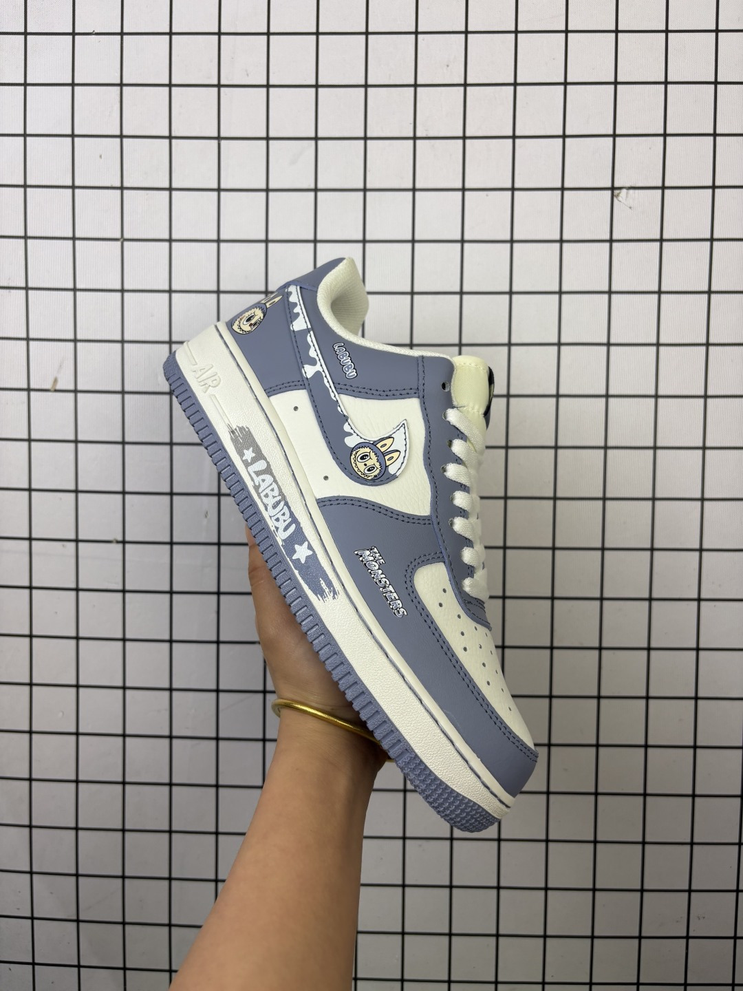 Nike/耐克 男女鞋真标半码制,原楦原纸版数据开发版型,采用固色猪巴革组合荔枝纹牛剖革鞋面材质,内置全掌Air Sole气垫❗创意定制联名,耐克 Nike Air Force 1’07 Low"LABUBU"空军一号经典低帮百搭休闲运动板鞋“米拉布布涂鸦 类型:男女鞋 编码:正H