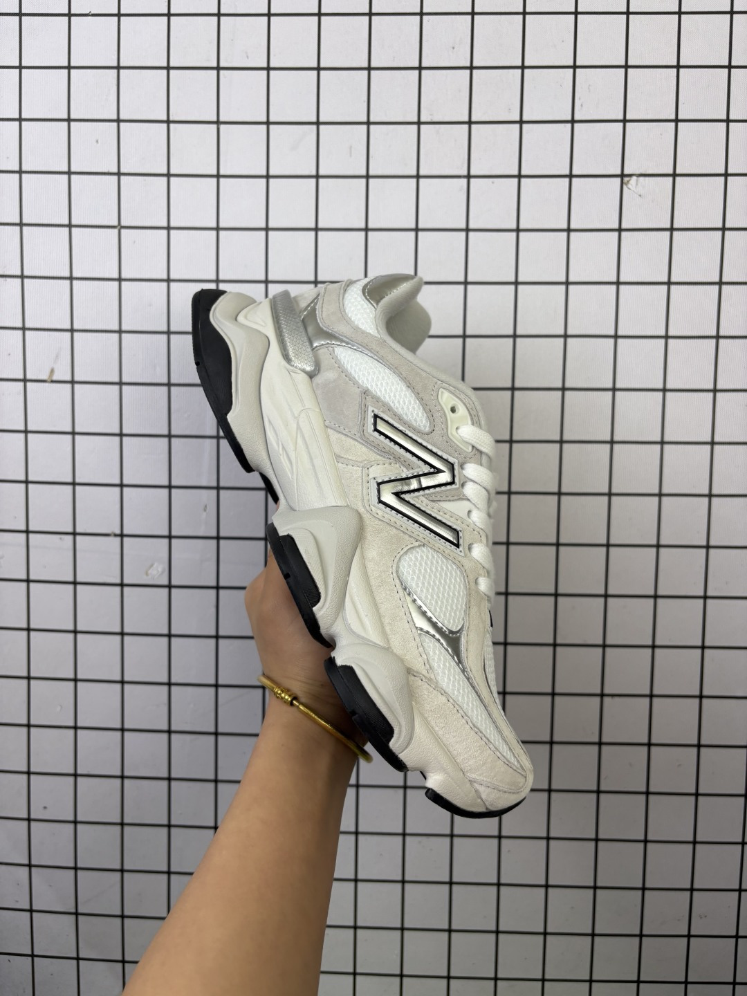 💰180
公司级✅New Balance 9060系列 新百伦 复古休闲运动慢跑鞋
鞋面大身由空间双格及磨砂鞋面拼接而生
采用大面积网眼以及麂皮材质覆盖鞋身 还原经典气质 搭载ABZORB避震科技 由泡沫聚酯制成 上脚可以有效减少由鞋底反弹对身体及双腿的冲击力
货号:U9060JRB
Size:36 37 37.5 38 38.5 39.5 40 40.5 41.5 42 42.5 43 44 45
编码688