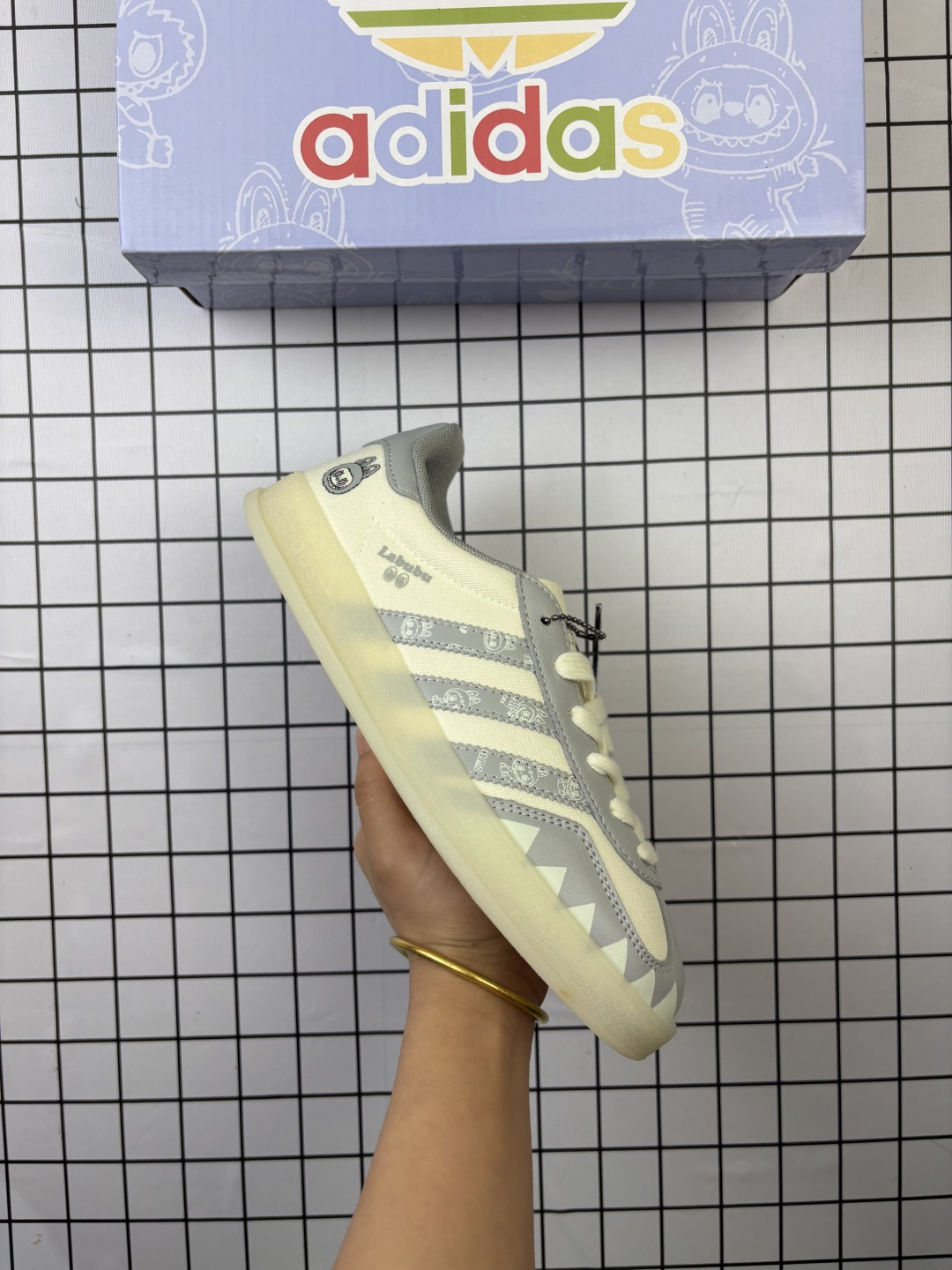 🈴💰150
阿迪达斯AdidasOriginals Gazelle Indoor三方联名复古三叶草防滑透明橡胶板鞋经典运动鞋 XD6188 102 鞋款采用柔软的绒面革和耐用的皮革衬里融合在橡胶外底上，具有半透明效果。3- tripes 和色字样完善了原原味的外观。

码数：36 36.5 37 38 38.5 39 40
编码577