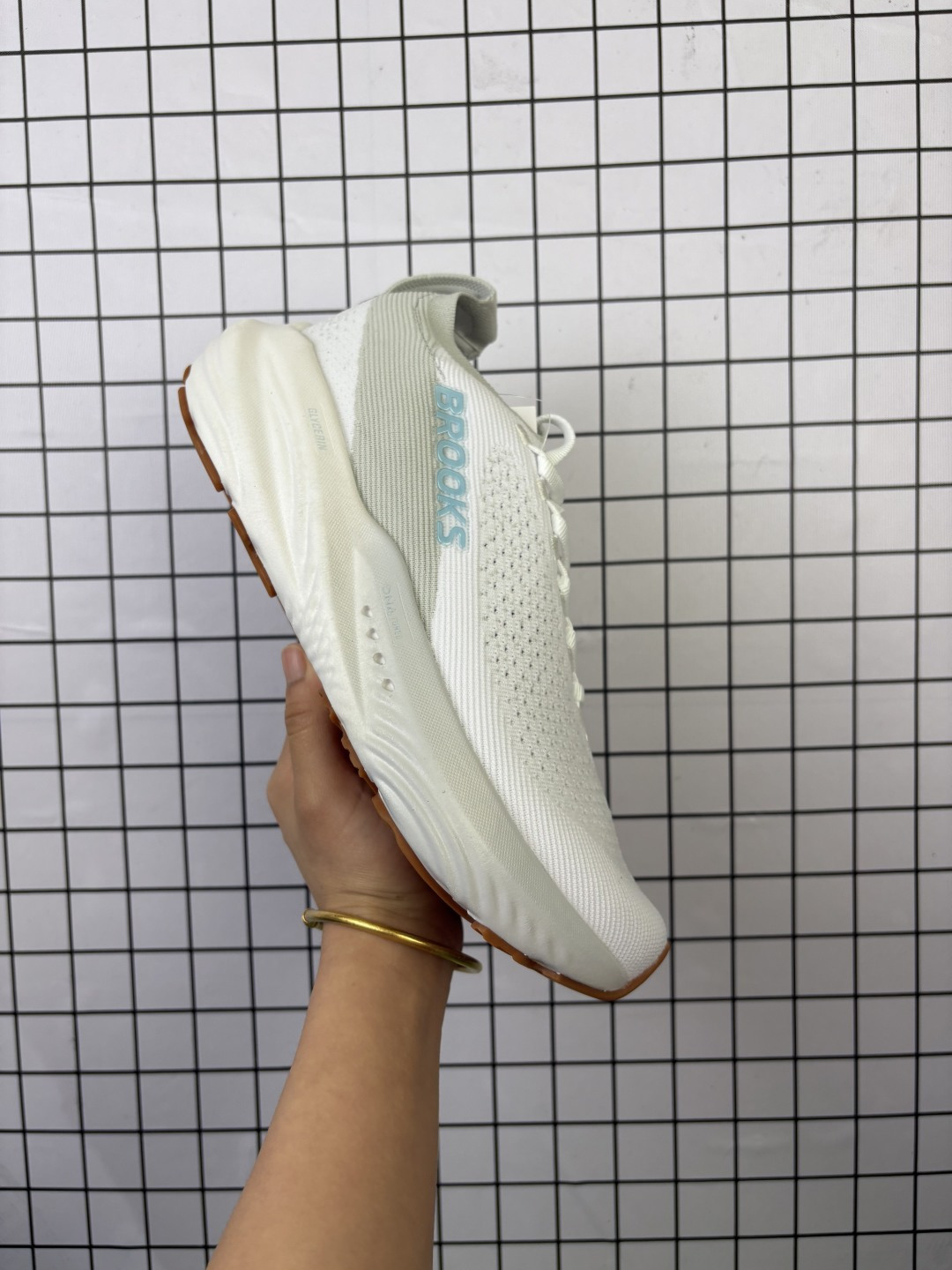 Brooks 布鲁克斯 Glycerin StealthFit 22超弹轻盈跑步鞋 低帮透气缓震支撑休闲运动慢跑鞋 采用改进工程空气网眼组合热熔工艺 鞋面材质搭载DNA LOFT V2密度泡棉缓震系统 中底外置防滑耐磨橡胶底片 编码757