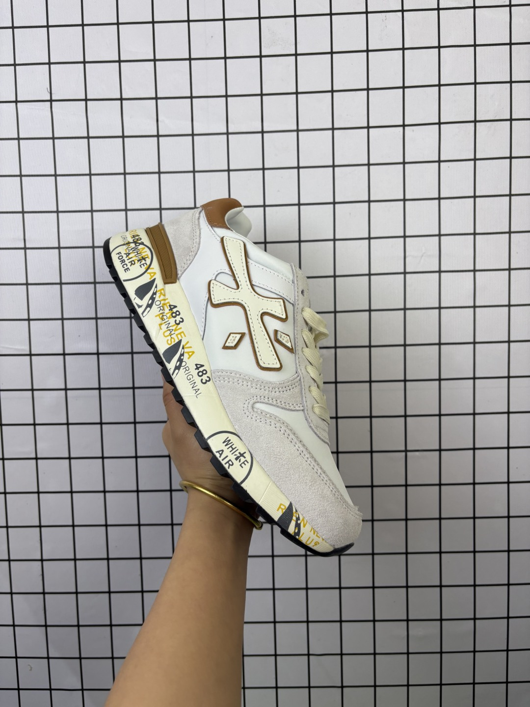 💰140 意大利高奢鞋履品牌·普瑞米亚达/Premiata Lander Trainers 兰诺系列米字低帮复古百搭休闲训练运动鞋“黑白荧光绿”1076106 尺码: 39 40 41 42 43 44 45(偏小半码!!) premiata是意大利品牌。PREMIATA依据国际高标准,使用意大利面料和精致皮革制造运动鞋,此外,根据不同的型号,采用世界各地优质技术供应商提供的鞋底。PREMIATA致力于将传统制鞋方法,以及高科技研发成果融入鞋履设计中。这个创立于1885年的制鞋品牌,通过对历史进行现代演绎,以极度热忱和无限创意打造出一款款鞋履作品,是顶级意大利手工艺代表 尺码:38~45半 货号:25040 编码230